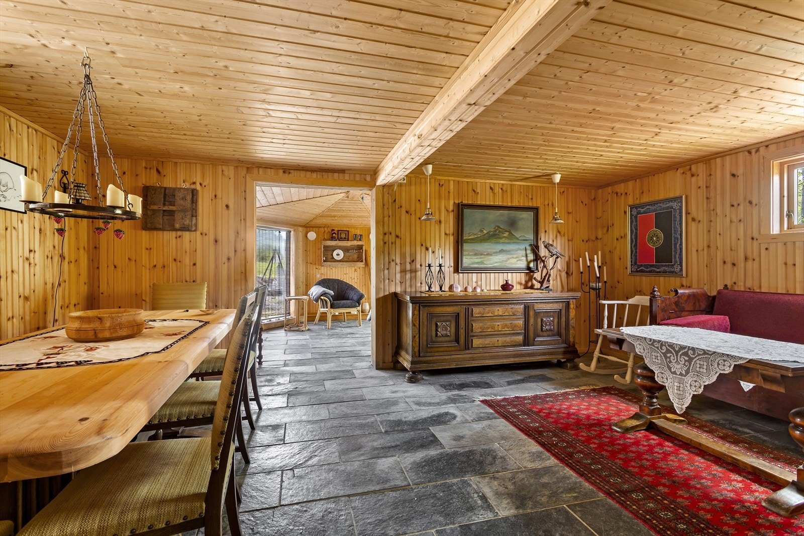 Her er det et stort forsamlingsrom/stue med steinheller støpt på gulvet. Galleribilde