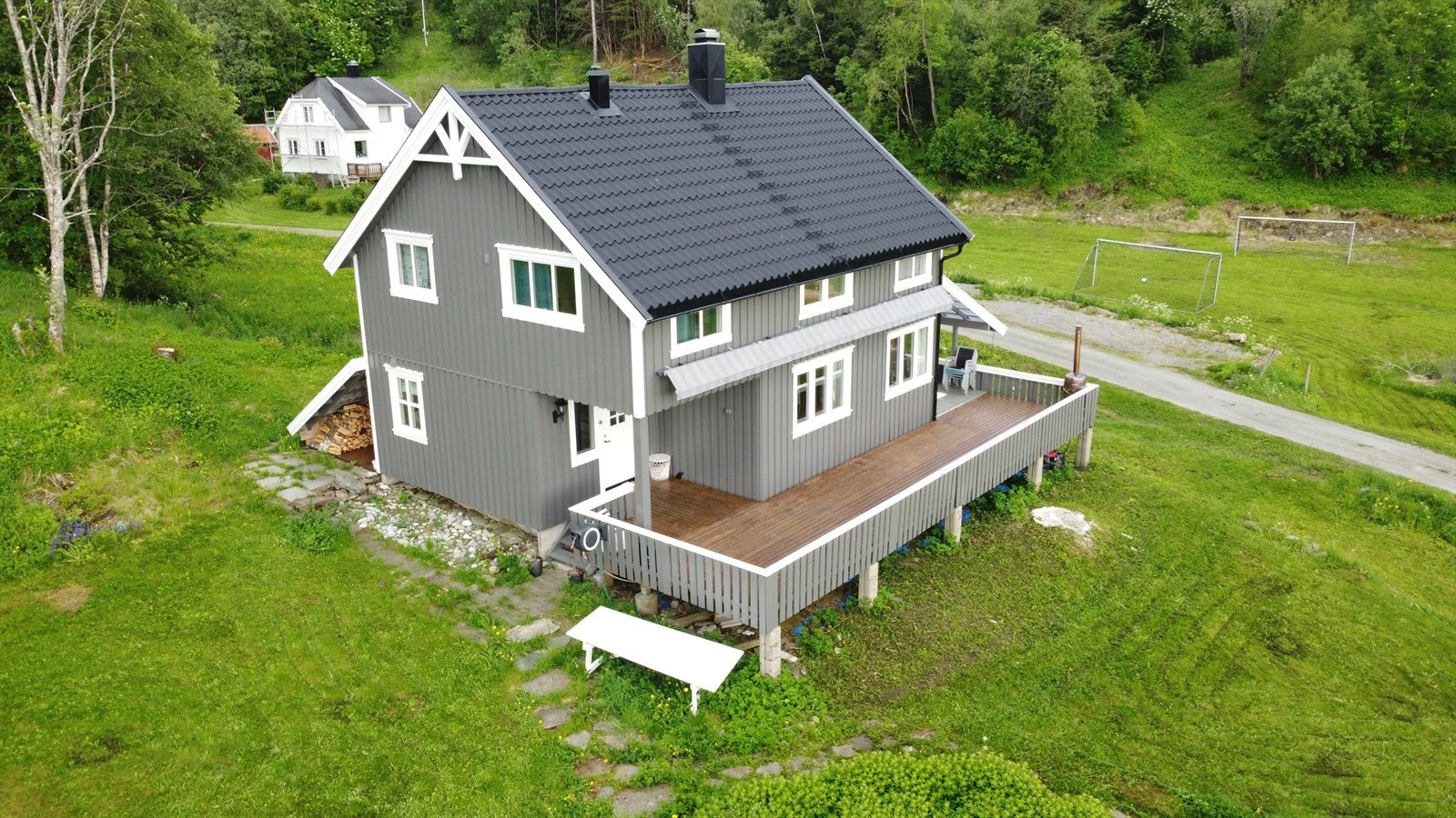 Boligen ligger høyt i terrenget og har en flott utsikt mot vika nedenfor der tilhørende naust og flytebrygge er plassert. Fotballmål er plassert rett over veien til glede for den yngre garde. Galleribilde