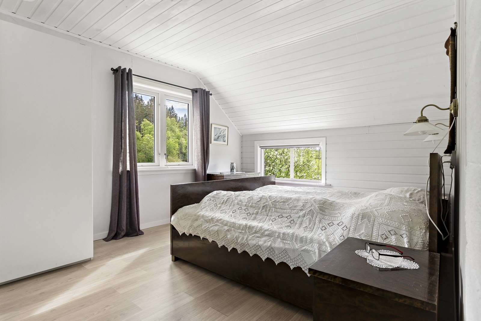 Lyst, delikat og luftig er en beskrivelse som passer alle rommene. Dette har vært eiers hovedsoverom. Tenk å våkne opp med sollyset inn i rommet og lyden av fuglekvitter og bølgeskvulp fra fjæra. Galleribilde