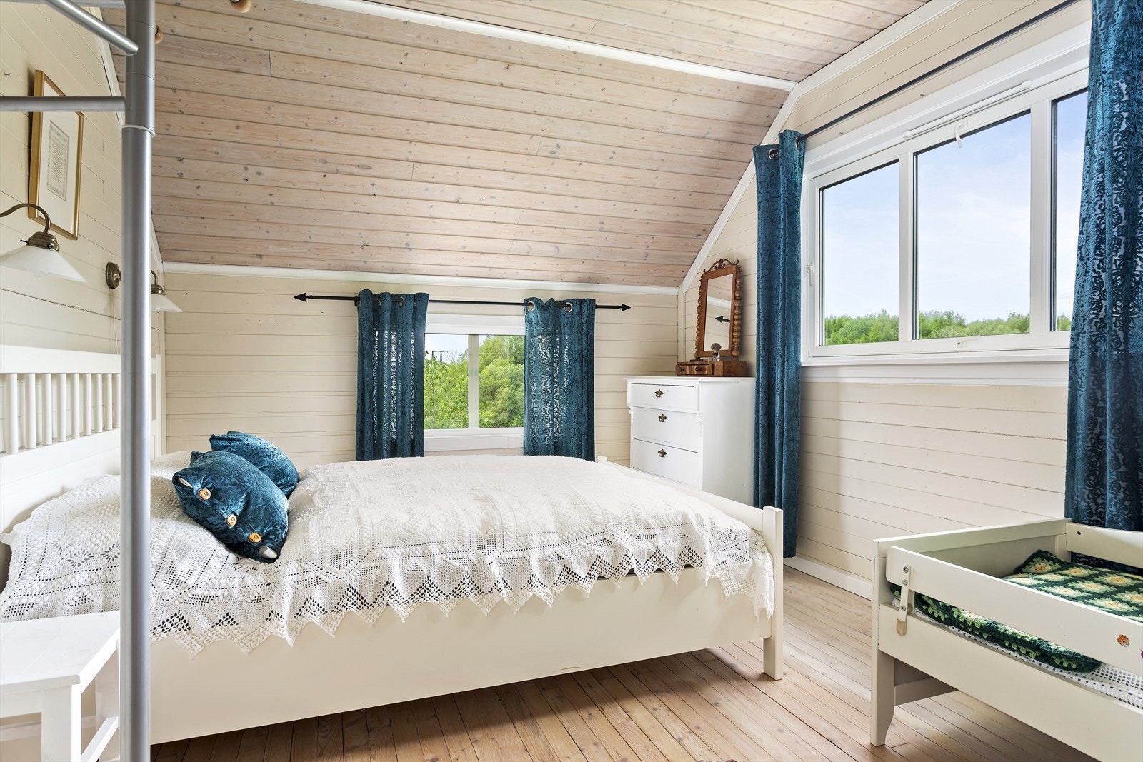 Dette rommet ligger tvers ovenfor hovedsoverommet. En stor dobbeltseng, barneseng og en liten garderobeløsning får alt plass i rommet. Galleribilde