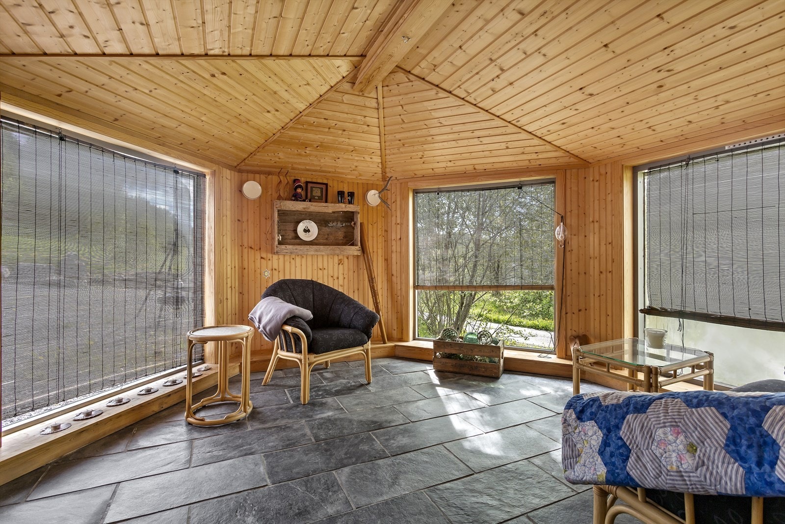 I enden av rommet er det et lysthus med vinduer i alle retninger. Her er det brukt mange dugnadstimer for å opparbeidet den gamle fjøsen til dette praktbygget det er i dag. Galleribilde