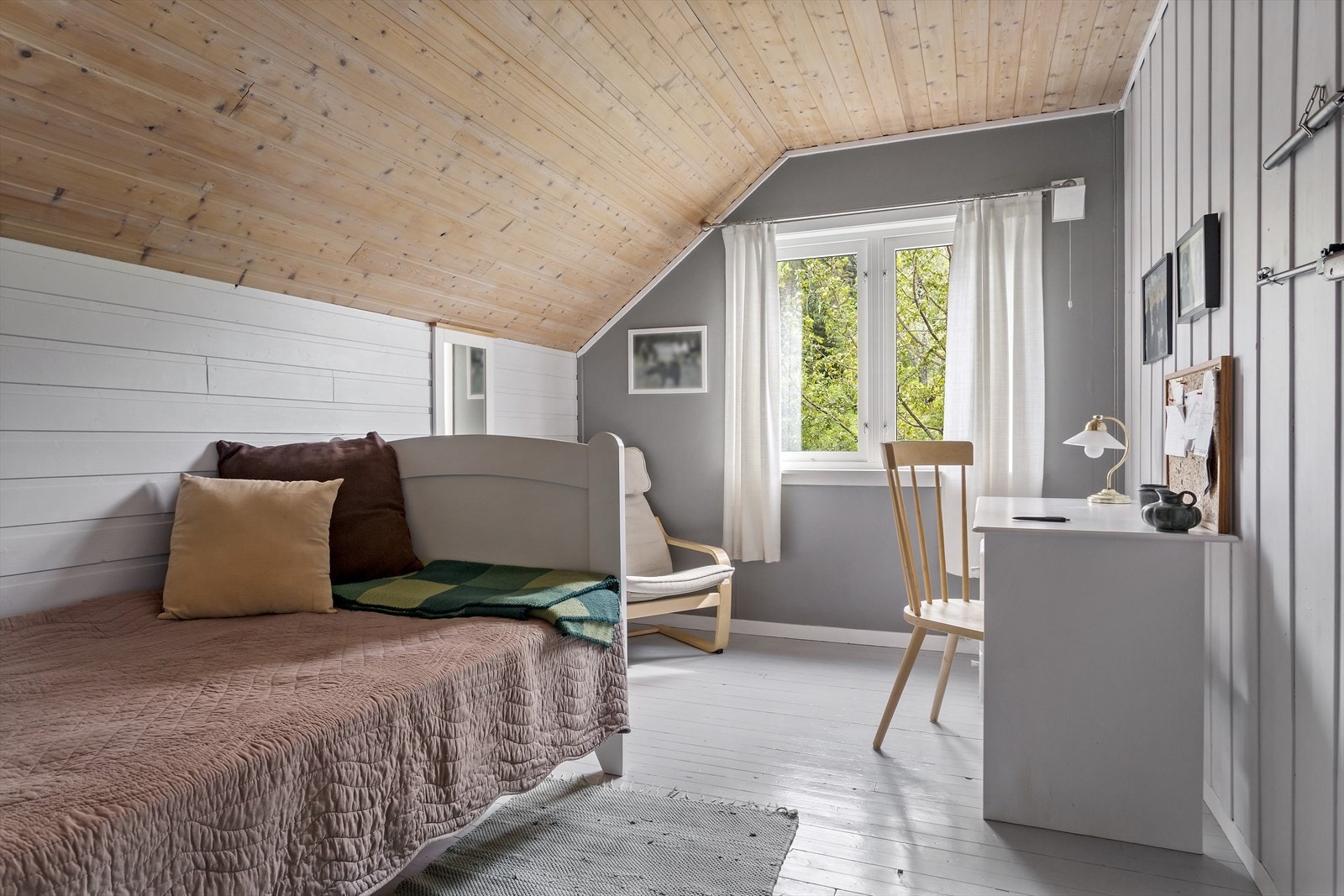 Det er hele 5 soverom på loftet. Dette har eier benyttet som kontor. Fint å kan være her i lengre perioder og ha ditt eget hjemmekontor på hytta. Galleribilde