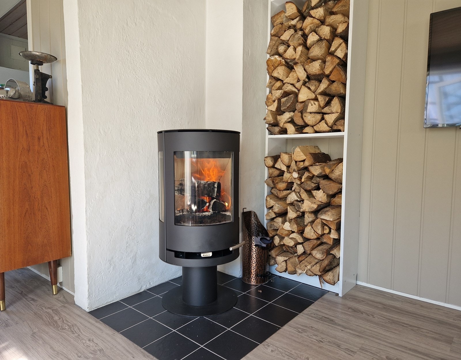 Pen vedovn i stuerommet som gir den gode lune varmen. Galleribilde