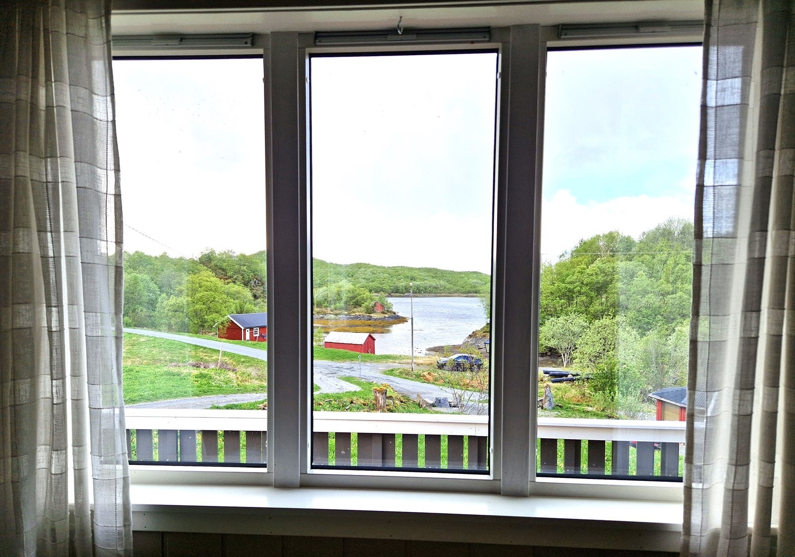 Sjekk utsikten fra vinduet! Galleribilde