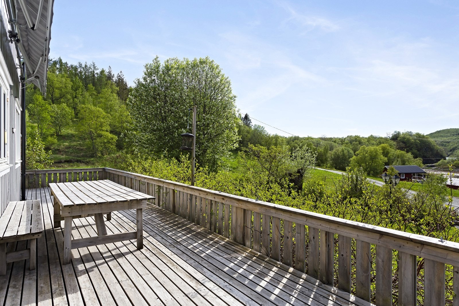 Terrassen vender mot sør, og har svært optimale solforhold gjennom hele dagen. Galleribilde