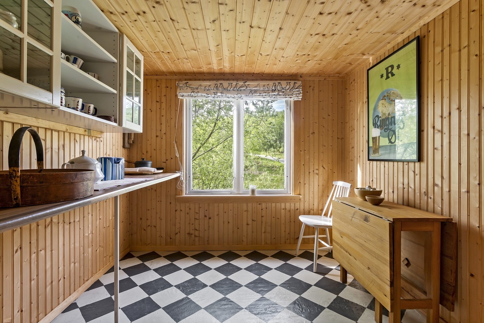 Det er dessuten et eget rom med benkeplater og arbeidsplass. Galleribilde