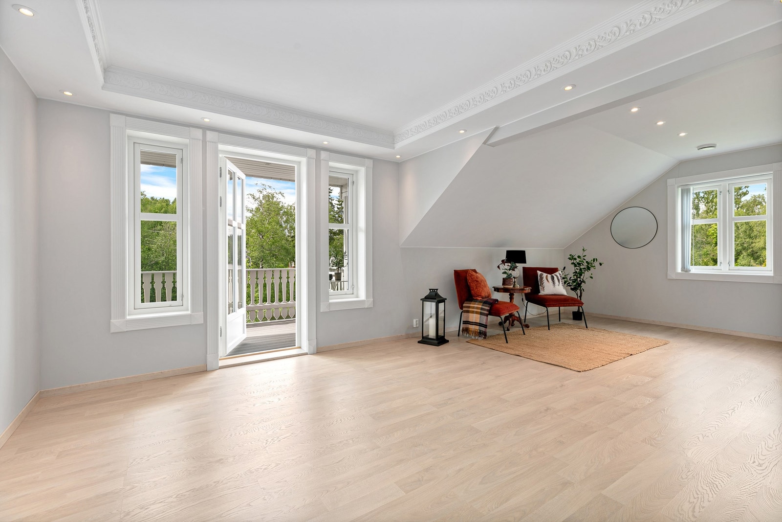 Stuen har utgang til overbygd balkong, stukkatur og downlights i himling. Galleribilde