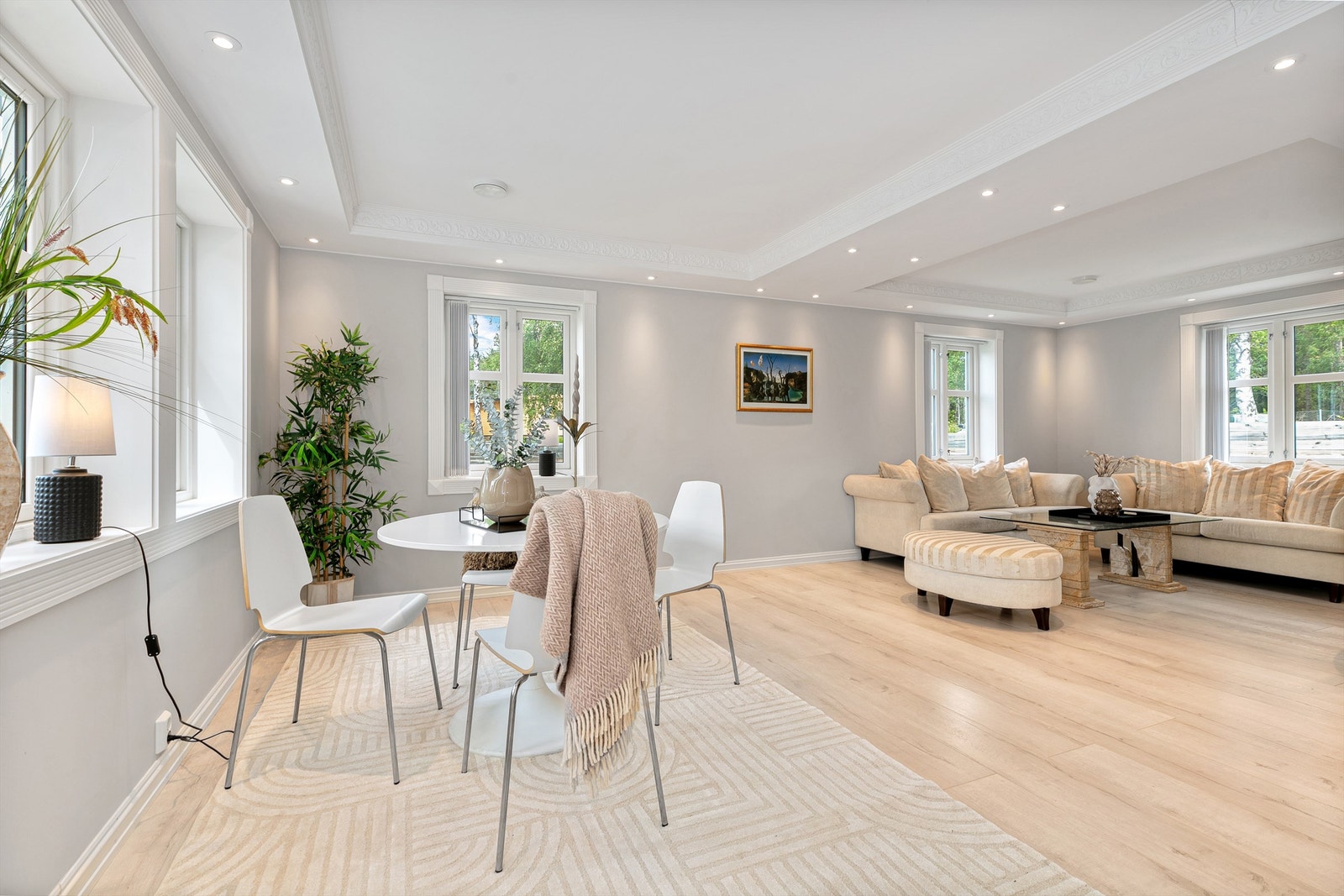Veggene er lysmalte, og det er både stukkatur og downlights i himlingen. Galleribilde