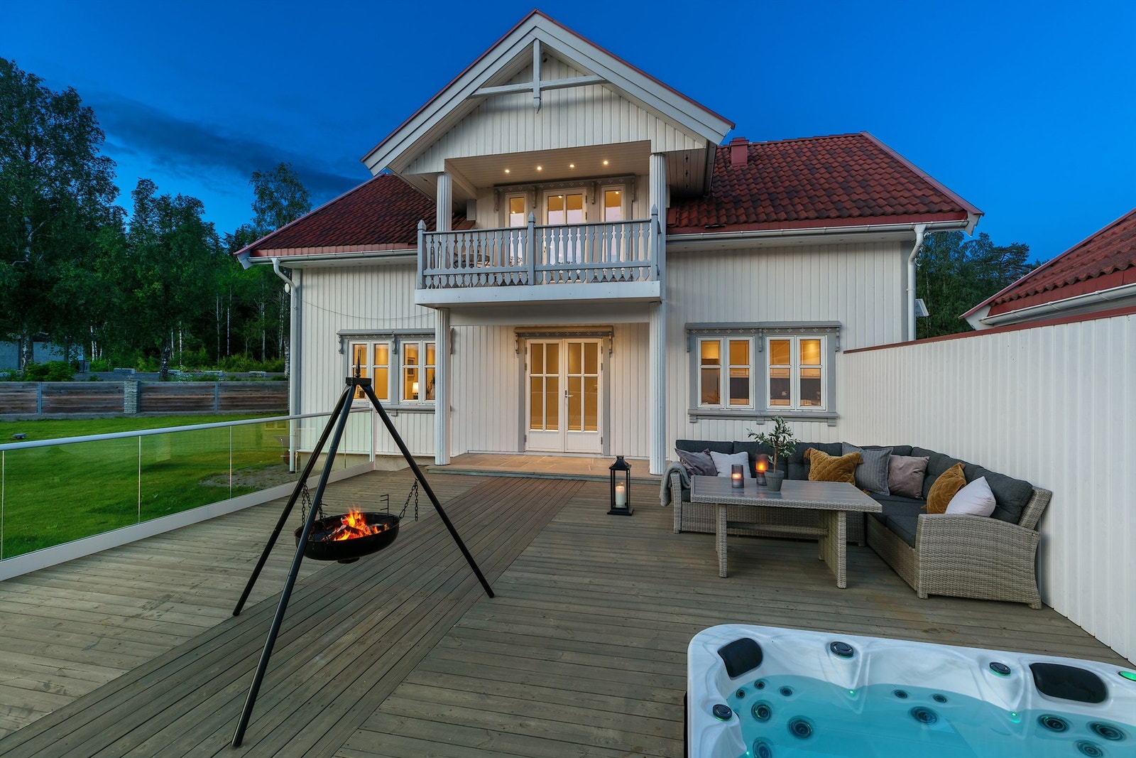 Fra stuen i første etasje er det utgang til en flott terrasse med skjermende levegger, jacuzzi og god plass til utemøbler. Galleribilde