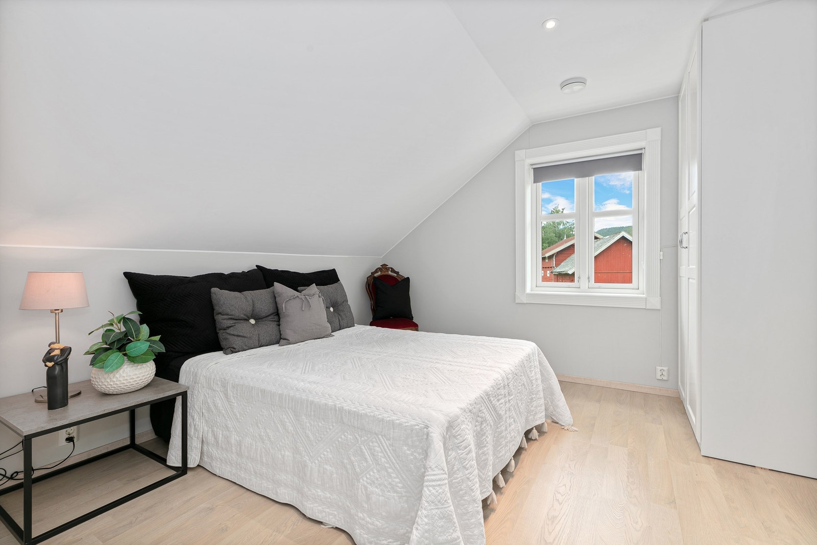 Soverom II med garderobeskap og plass til dobbeltseng m.m. Galleribilde