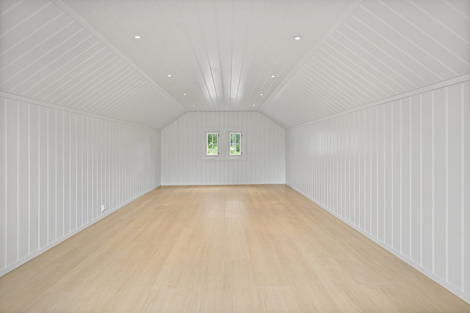 Garasjen har et stort, innredet loft med flere bruksmuligheter. Galleribilde
