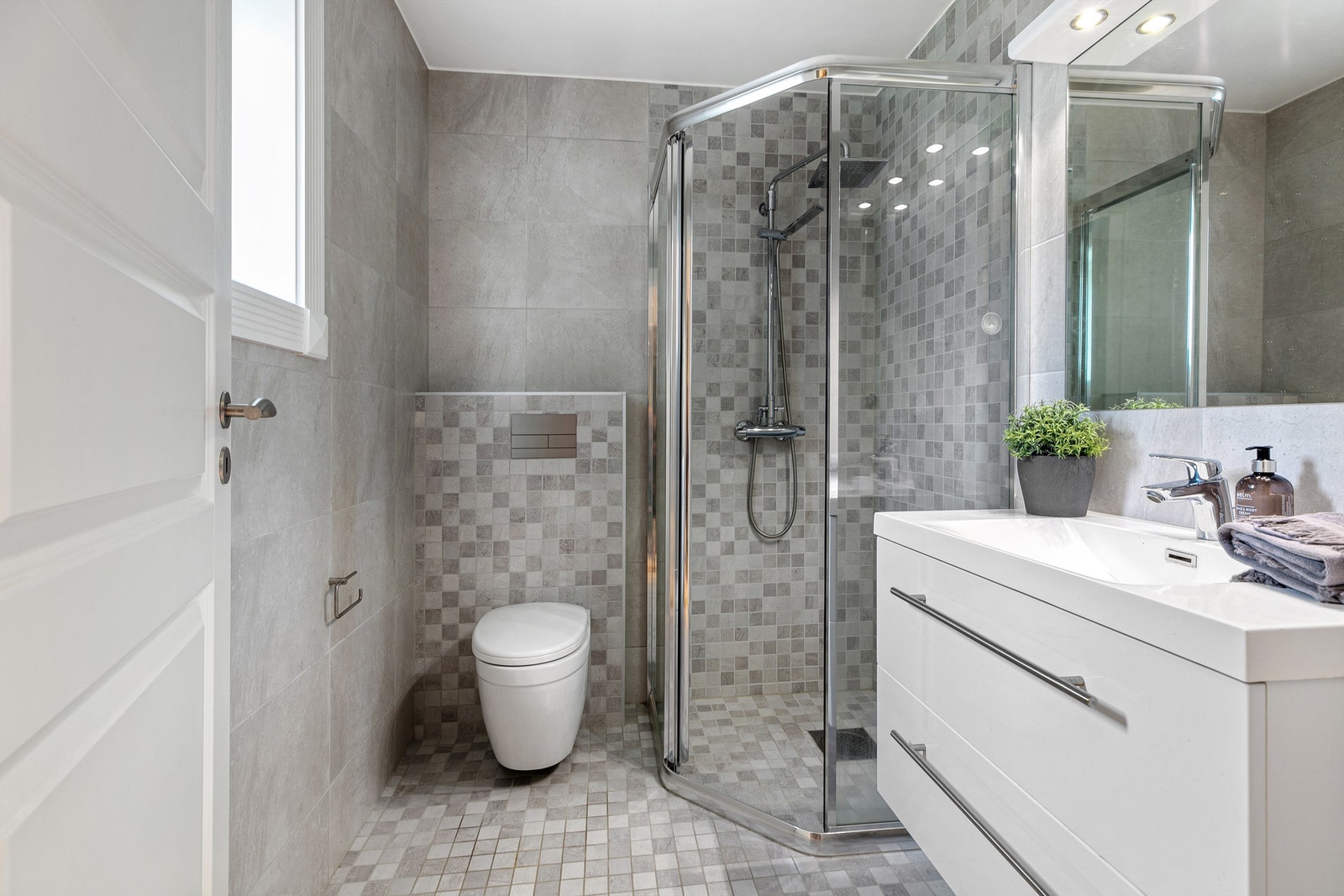 Badet i første etasje har også gulvvarme, downlights, dusjhjørne og heldekkende servant. Galleribilde