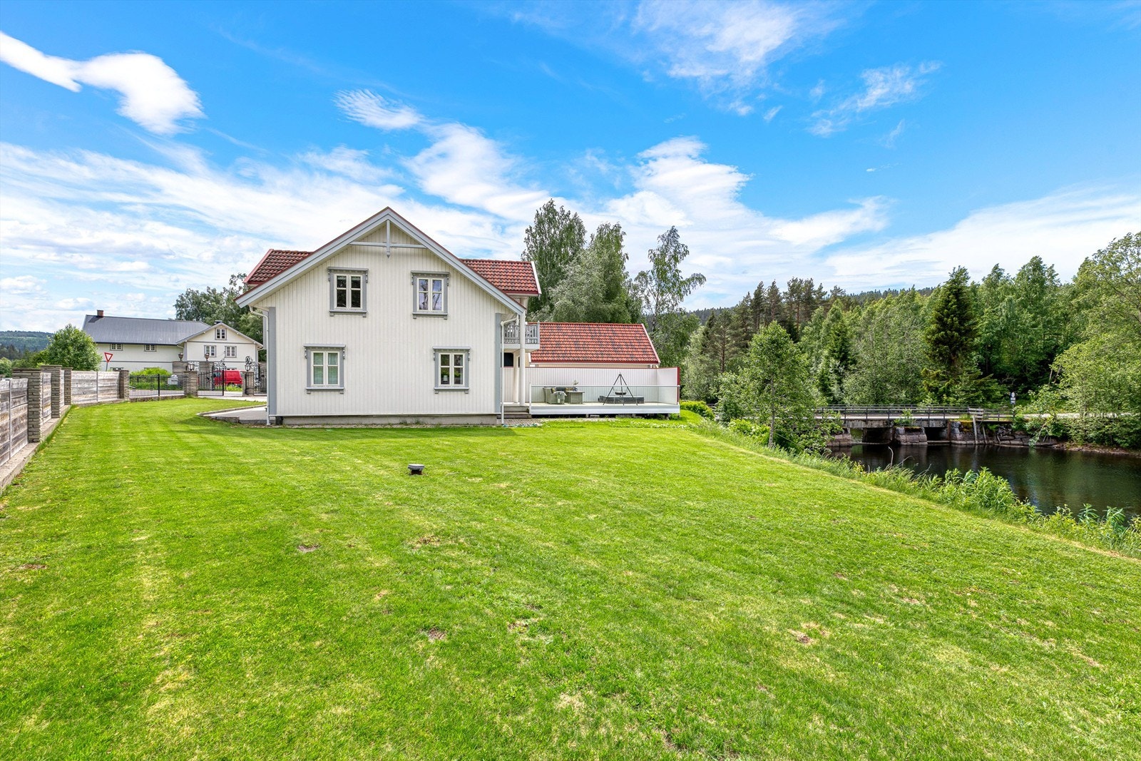 Eiendommen har en solrik tomt på godt over ett mål, som er inngjerdet og pent opparbeidet. Galleribilde