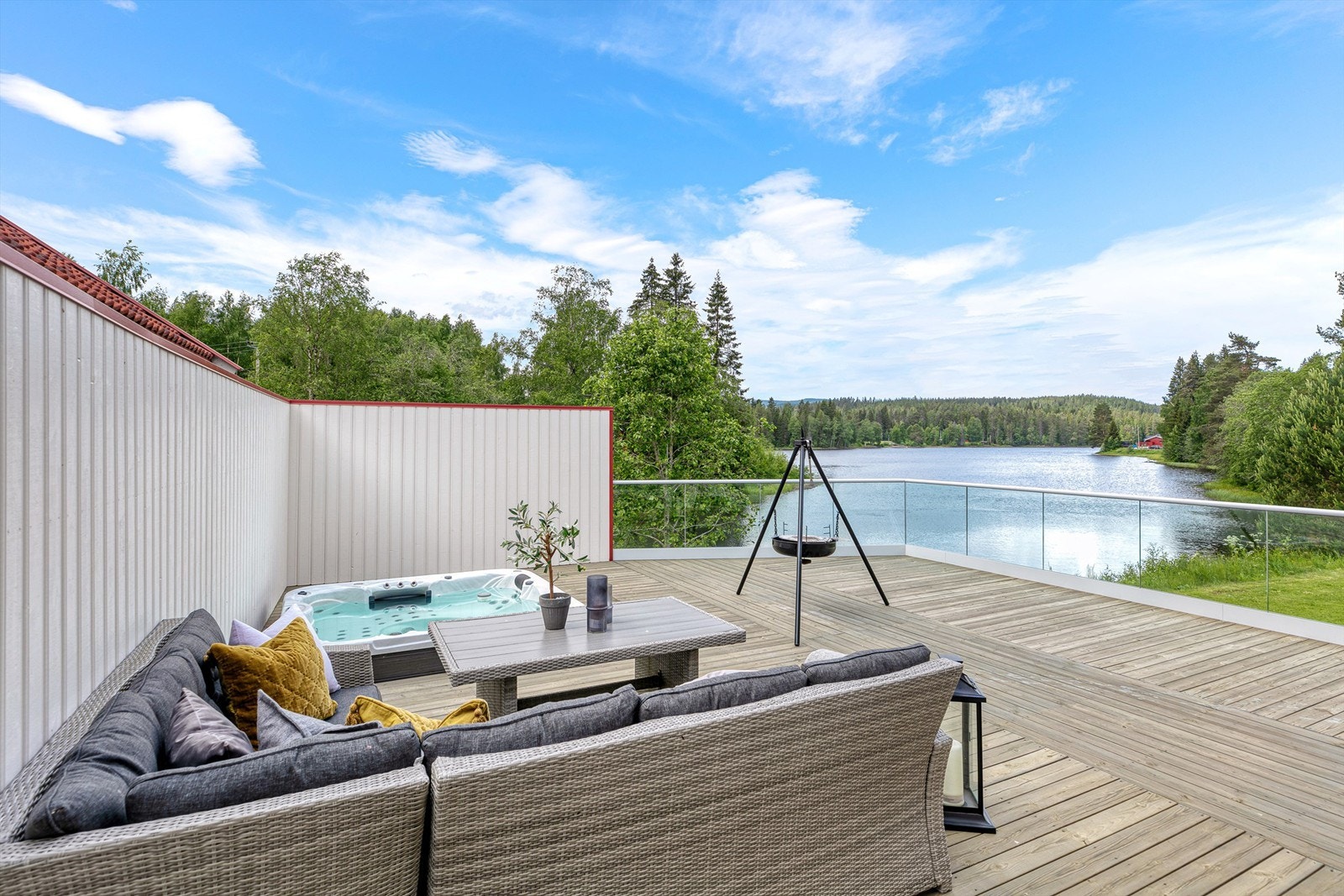 Terrassen er på 64 kvm med glassrekkverk, slik at utsikten kan nytes uhindret. Galleribilde