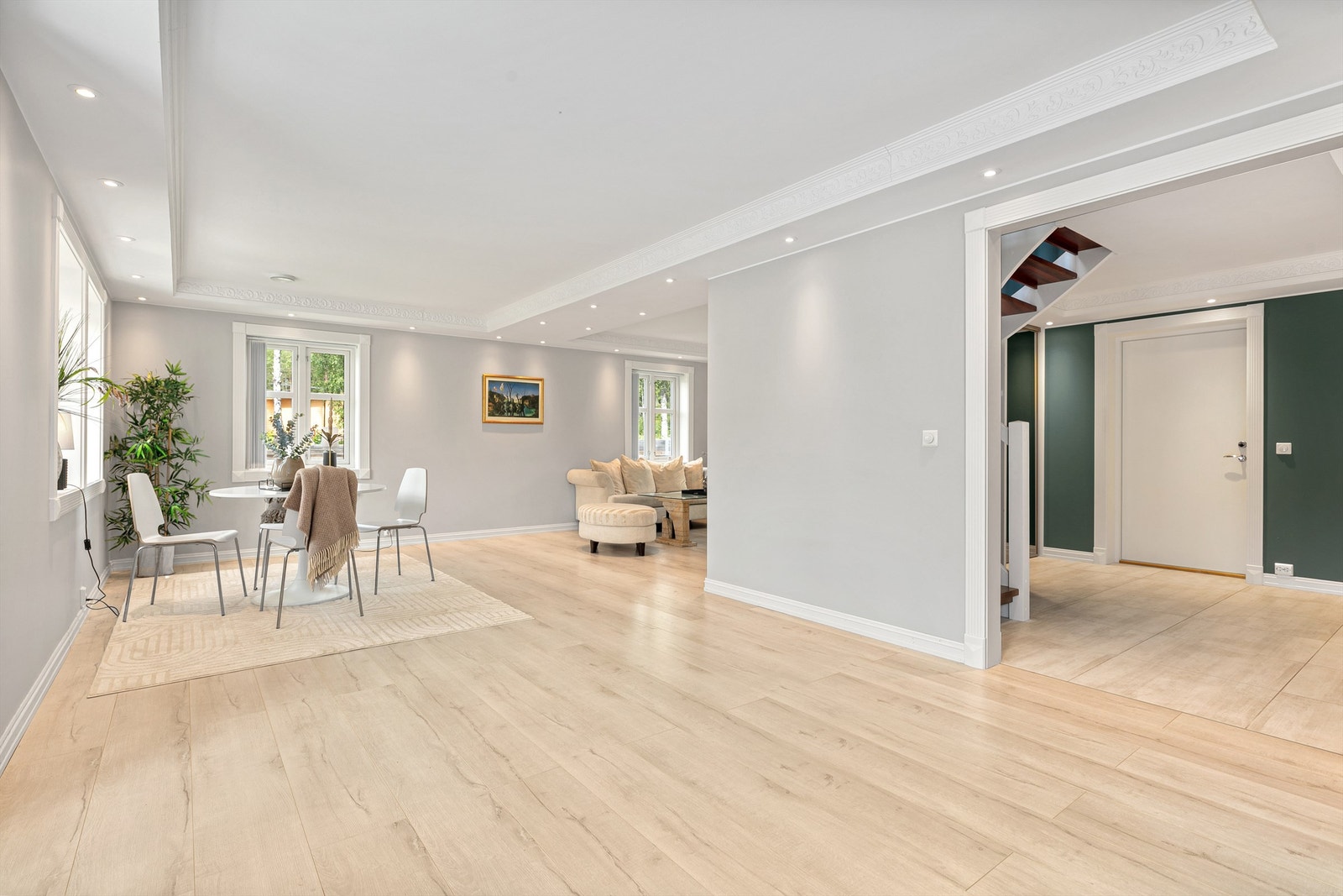 Et nydelig allrom med 1-stavs laminatgulv og spennende detaljer. Galleribilde