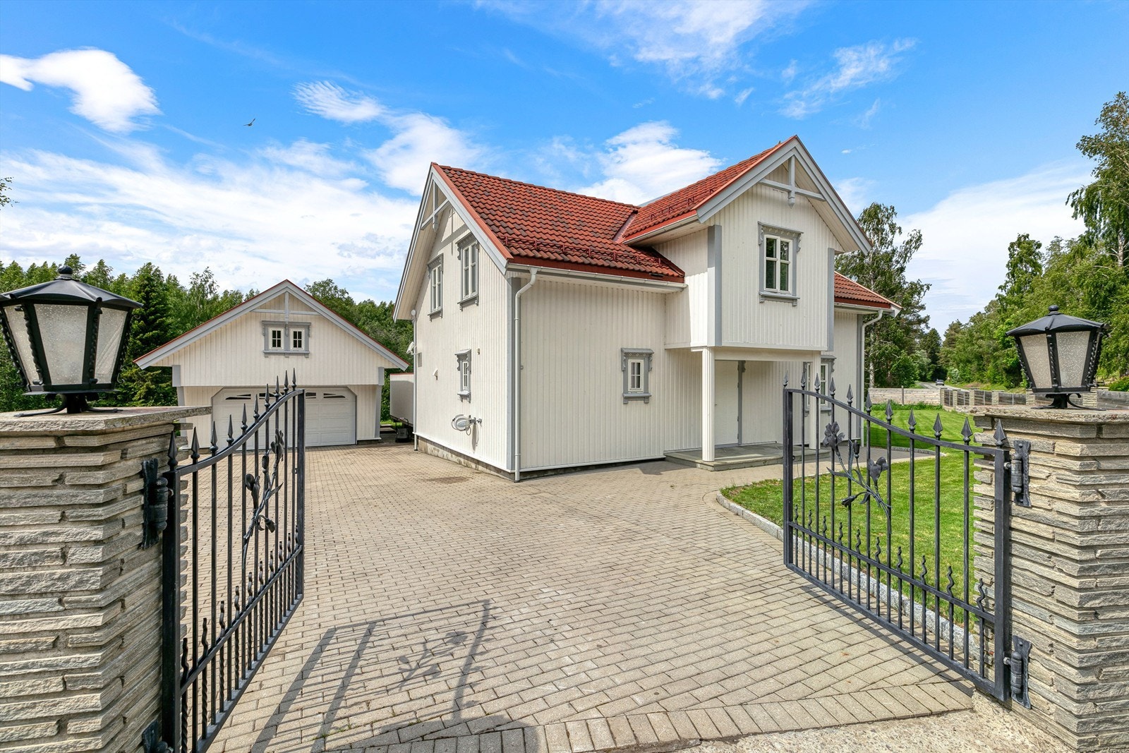 I tillegg til dobbelgarasjen er det plass for flere biler på gårdsplassen. Galleribilde