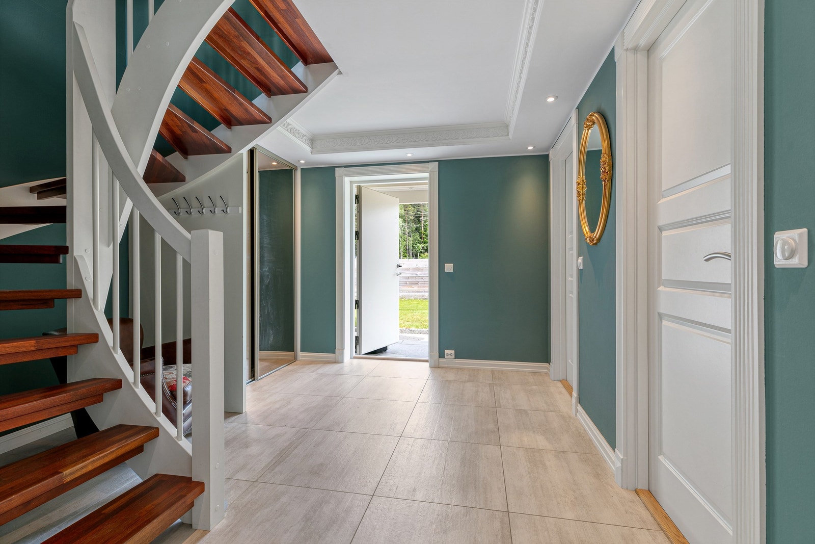 Boligen har en meget innbydende entré/hall med stukkatur, downlights og skyvedørsgarderobe. Galleribilde