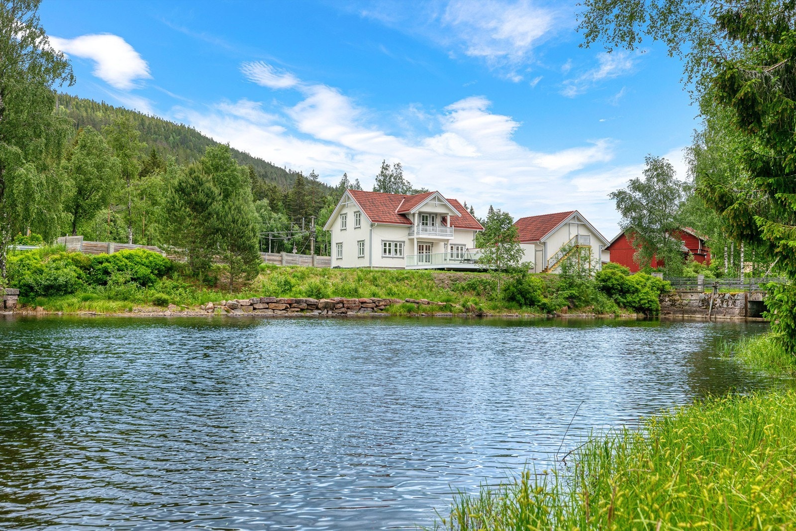 En strøken enebolig fra 2016 med naturskjønn og fredfull beliggenhet rett ved idylliske Harestuvannet. Galleribilde