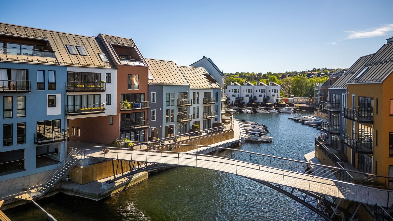 Gangbro over kanalen. Galleribilde