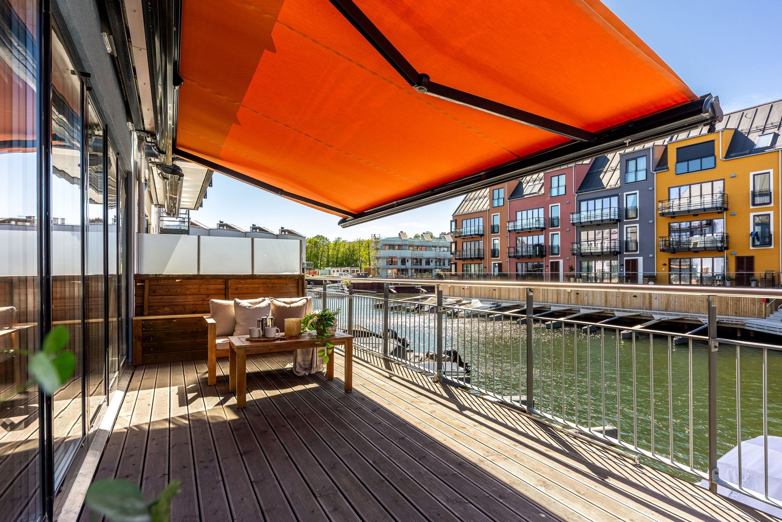 Stor markise som gir god skygge på varme dager. Galleribilde