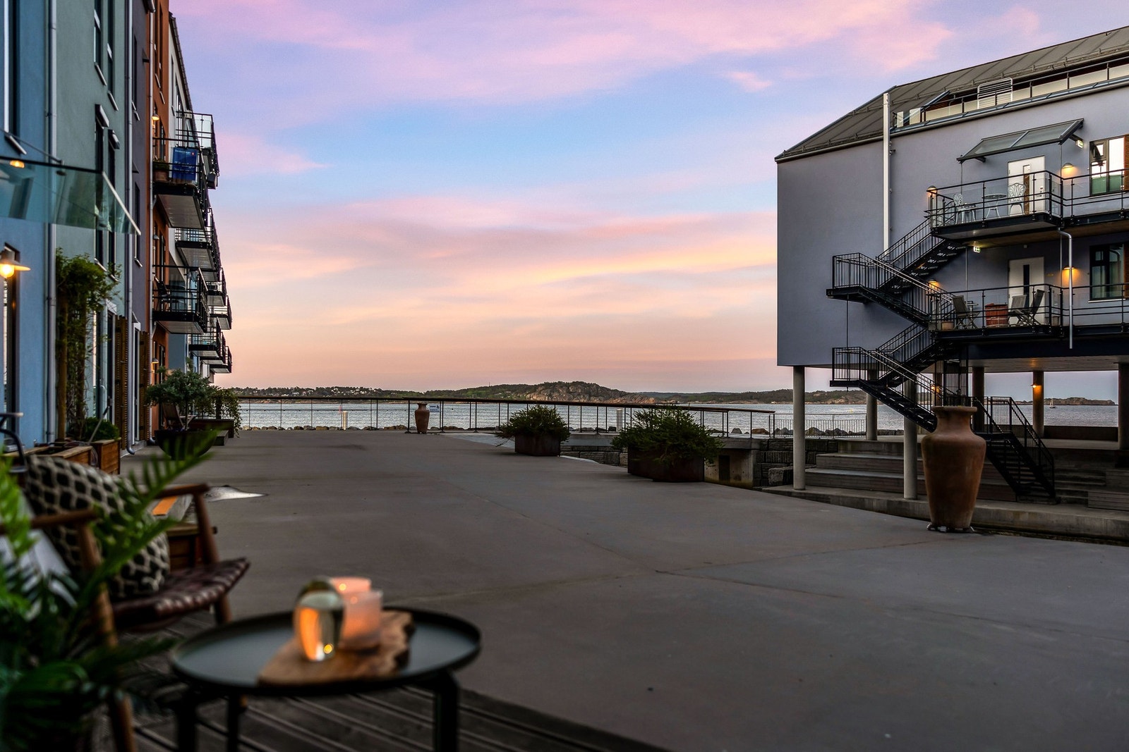 Terrasse ved inngangsparti med flott utsikt. Galleribilde