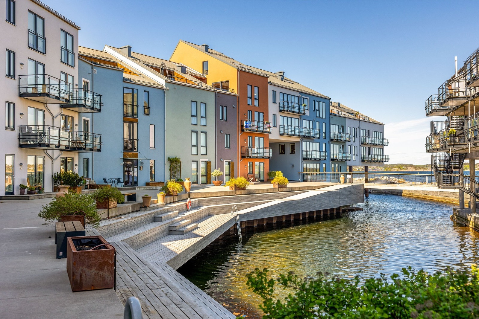 Sjøparken: Et moderne og flott leilighetskompleks i maritime omgivelser. Fasader i moderne farger gir et innbydende inntrykk. Galleribilde