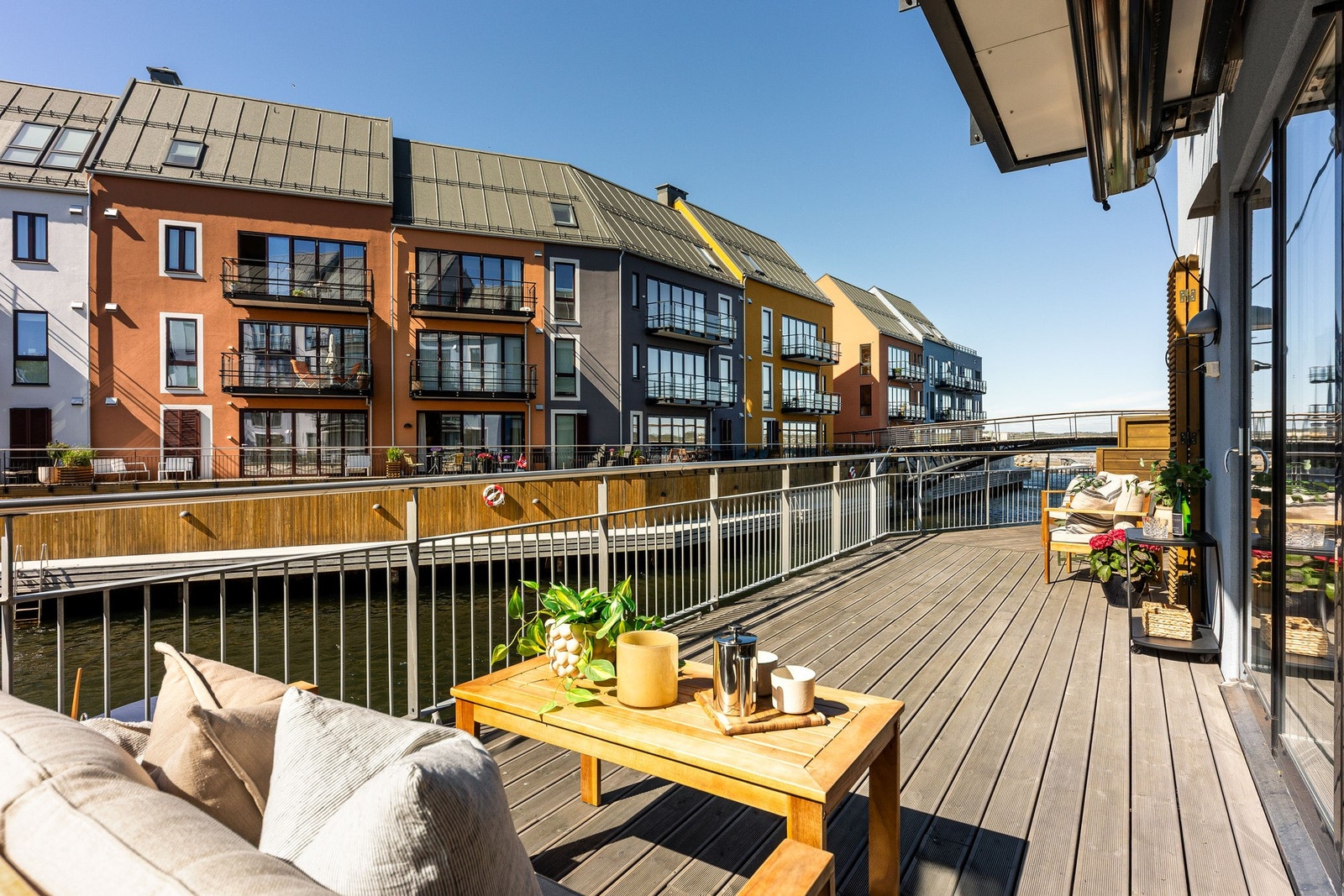 Terrasse med utsikt over vannet og gangbroen. Galleribilde