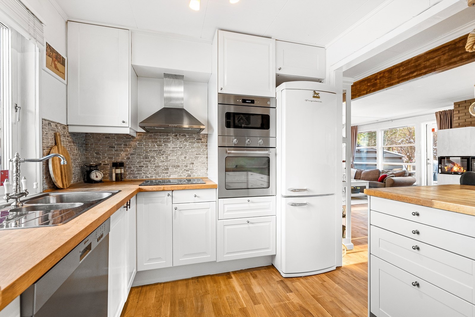 Fliser over benken gir et praktisk preg, og skuffer samt skap gir rikelig lagringsplass. Noen overskap har innfelt glass Galleribilde