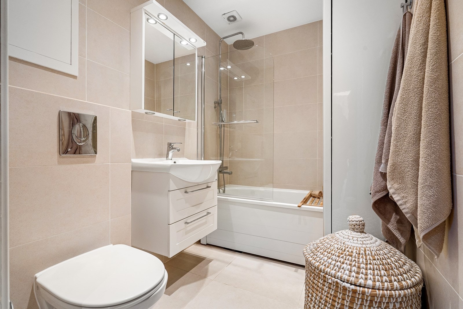 Lekkert og moderne bad med gulvvarme og mekanisk avtrekk Galleribilde