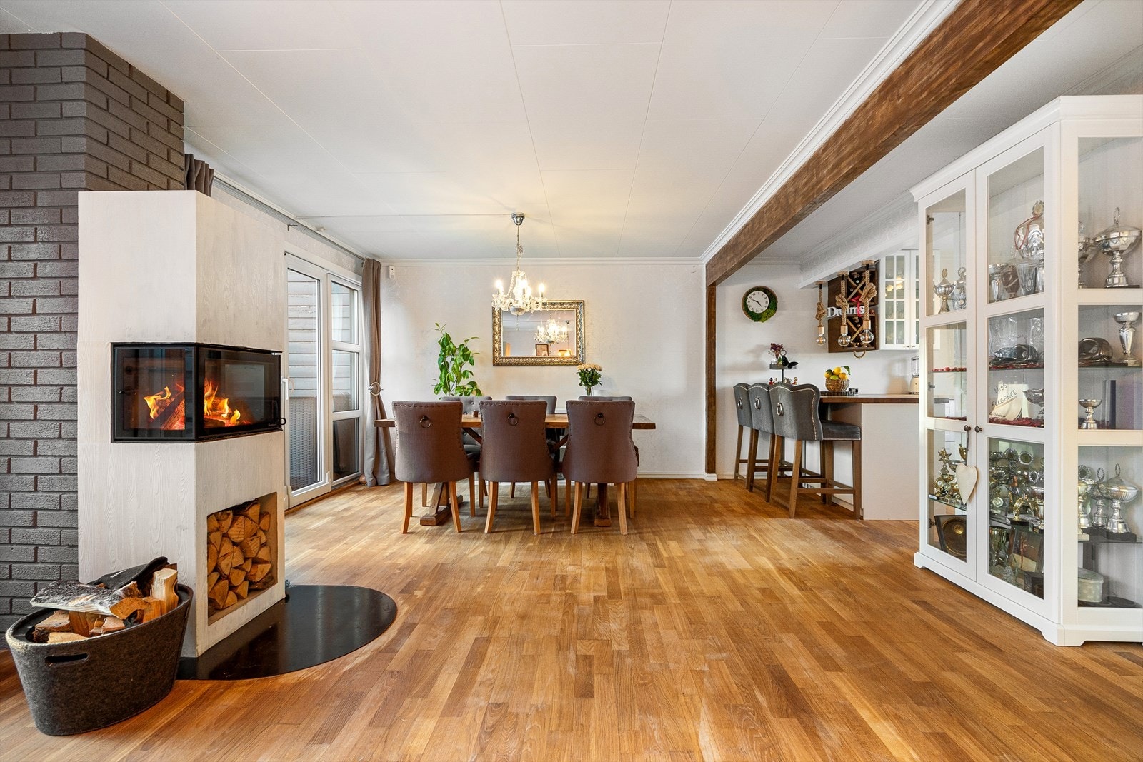 Størrelsen på rommet gjør det også enkelt å innrede med et stort spisebord Galleribilde