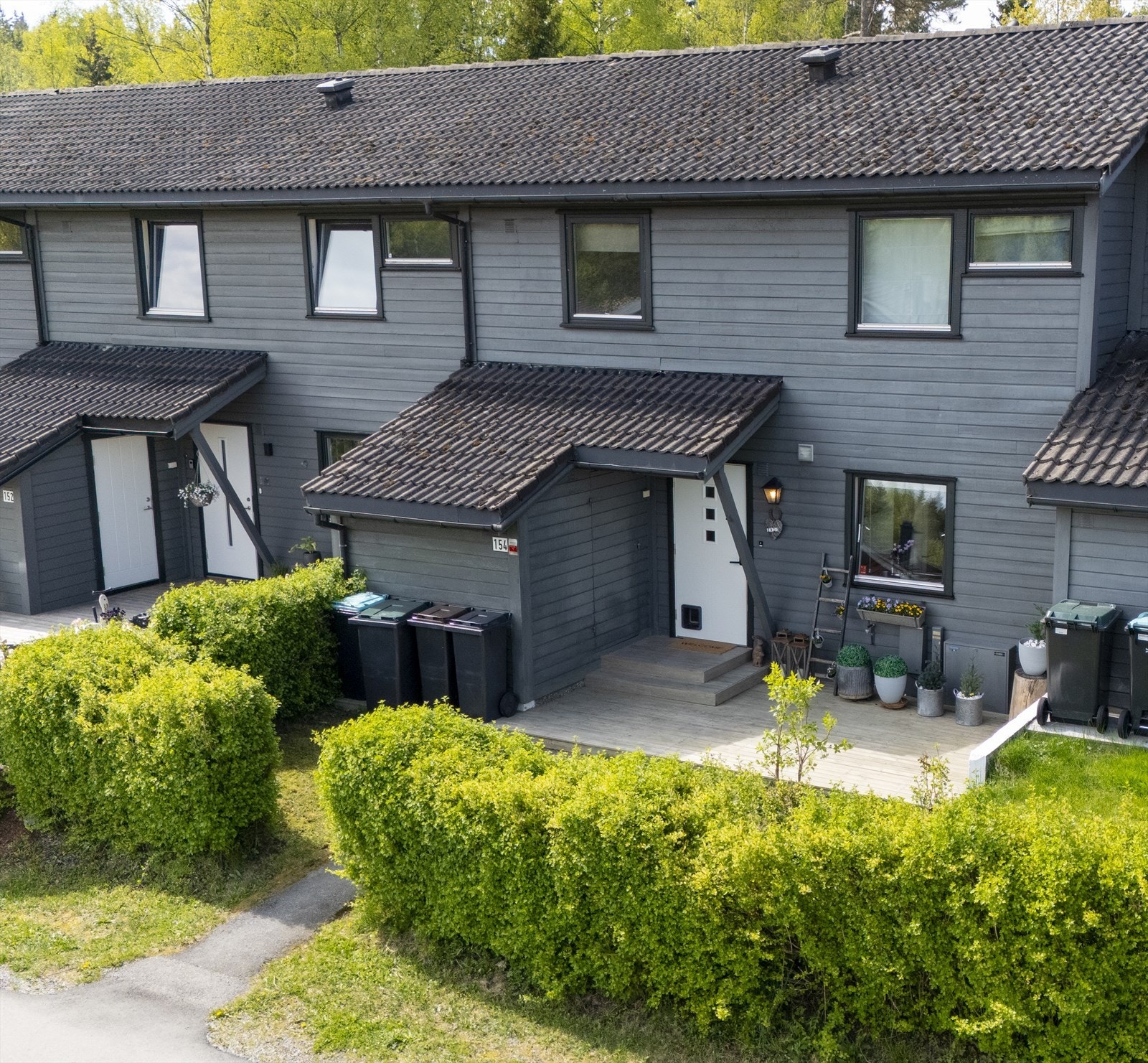 Hyggelig inngangsparti med opparbeidet uteplass, her er også en utebod på 5 kvm (gulvareal) Galleribilde