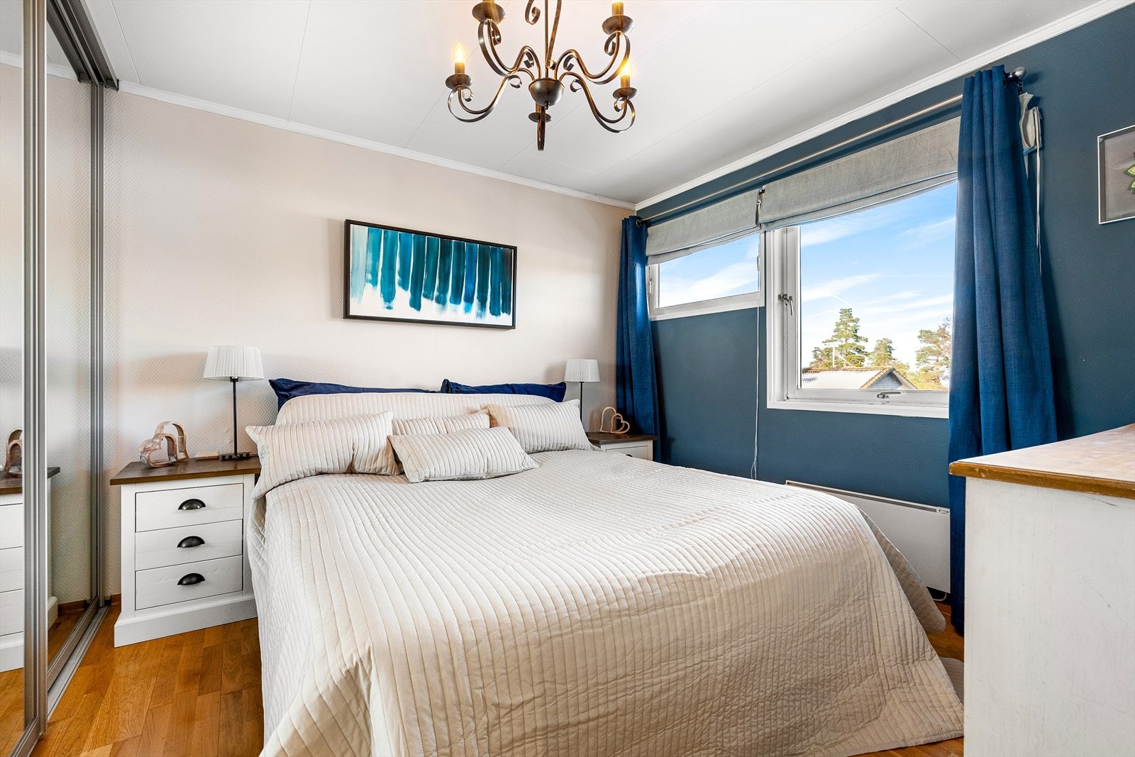 Hovedsoverommet har god plass til større dobbeltseng og tilhørende nattbord Galleribilde