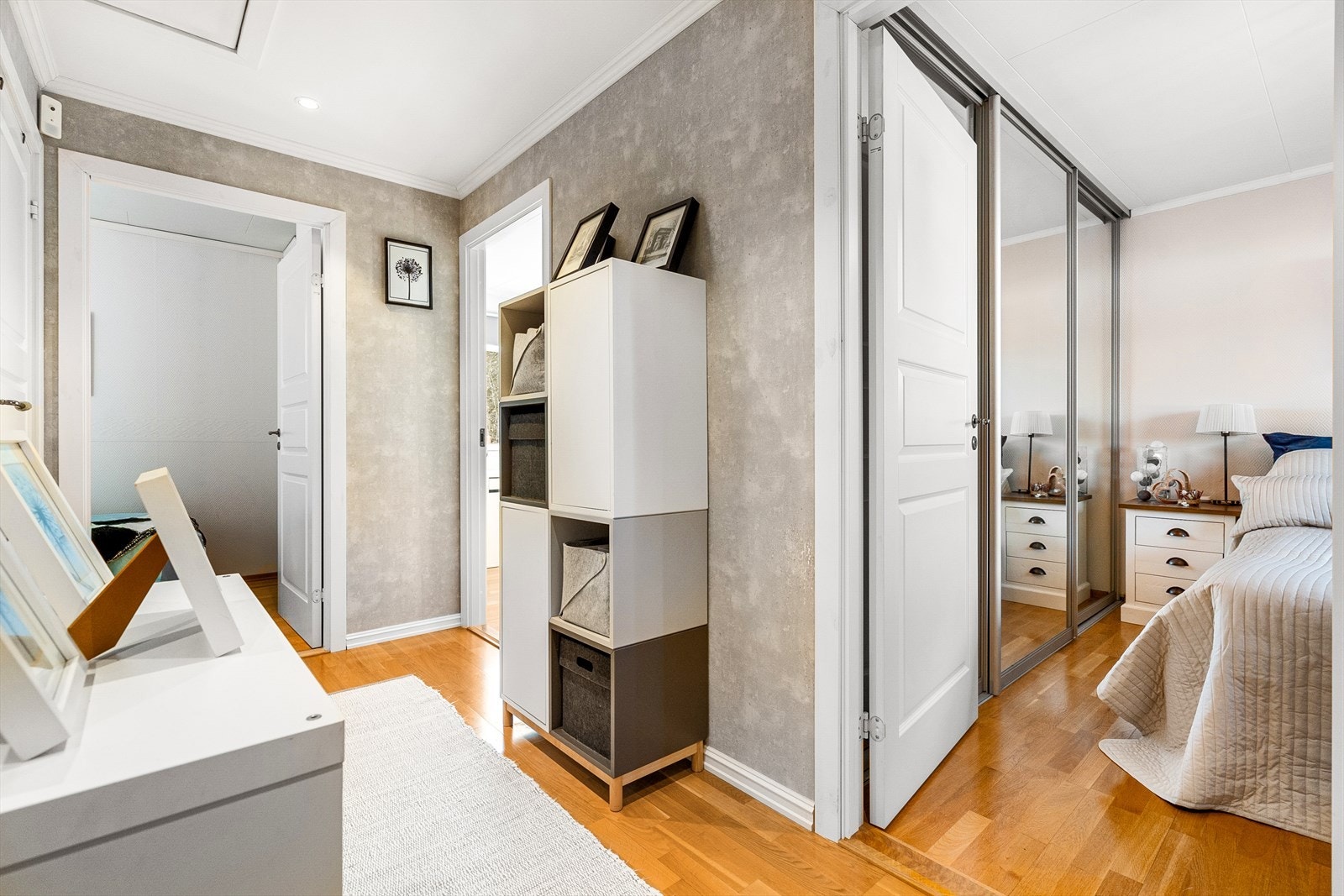 Boligen har en svært barnevennlig planløsning med tre soverom og bad på samme plan. Alle rommene har god tilknytning til hverandre via felles gang Galleribilde