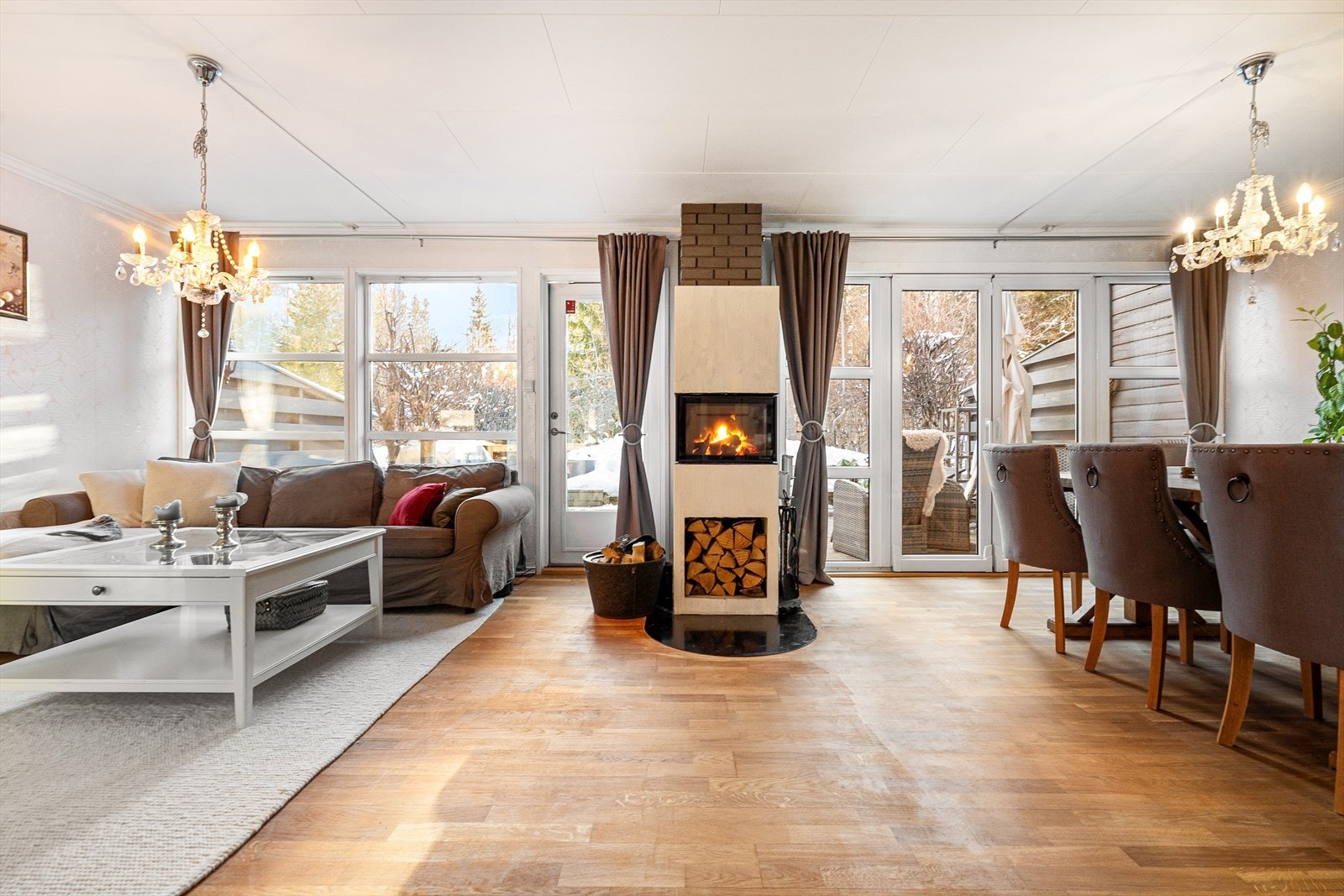 Romslig stue med store vindusflater som slipper inn rikelig med lys Galleribilde