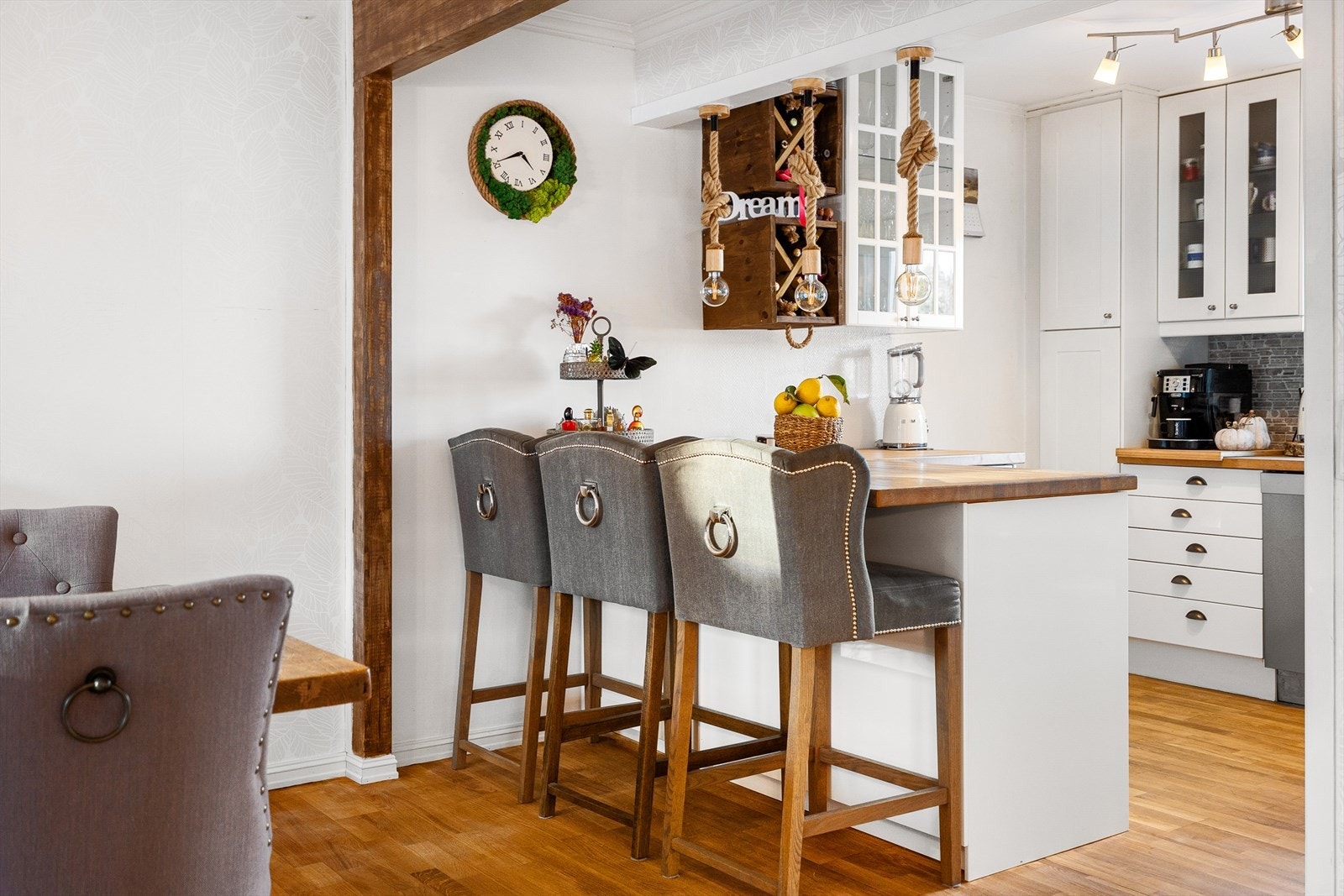 Den praktiske kjøkkenøya har plass til tre spiseplasser Galleribilde