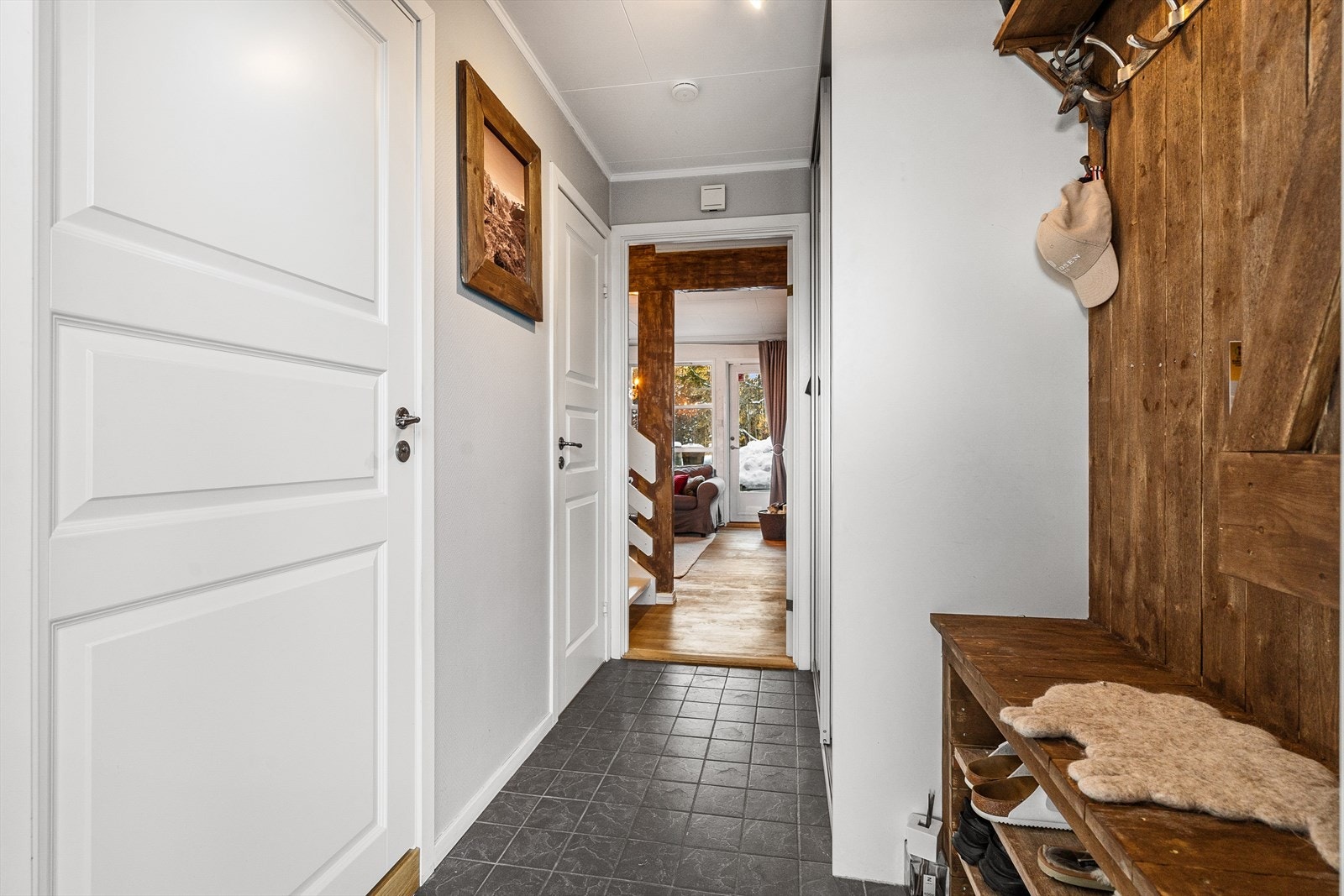 I entréen finnes det også en bod, perfekt for lagring av støvsuger, vaskeartikler etc.. Galleribilde