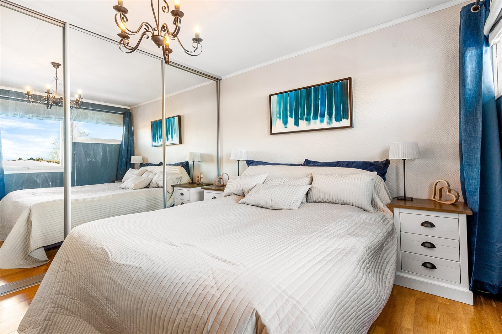 Stor skyvedørsgarderobe med speilfronter, masse lagringsplass til klær og andre artikler! Galleribilde