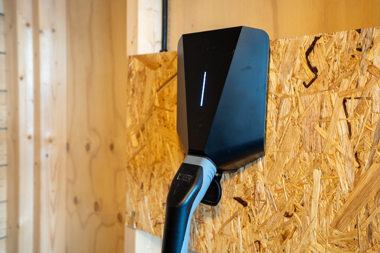 Garasjeplassen har egen el-bil lader Galleribilde