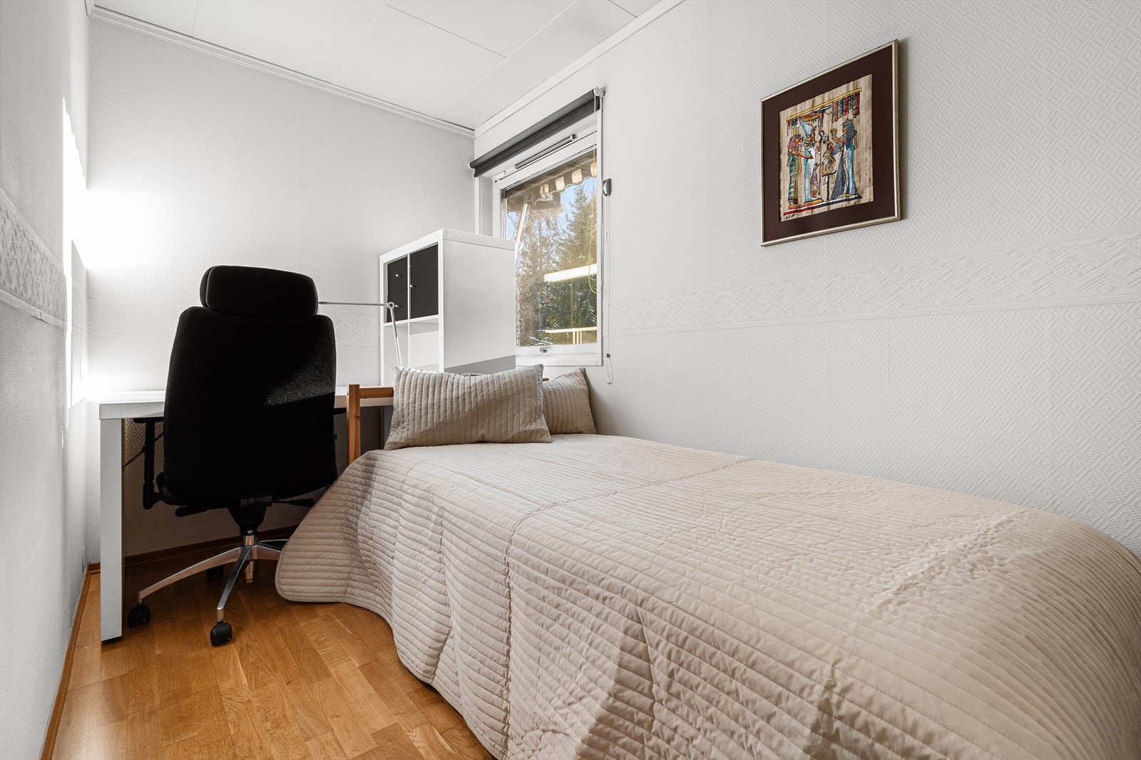 Rommet er byggemeldt som bod, men er i dag innredet som et soverom/kontor Galleribilde