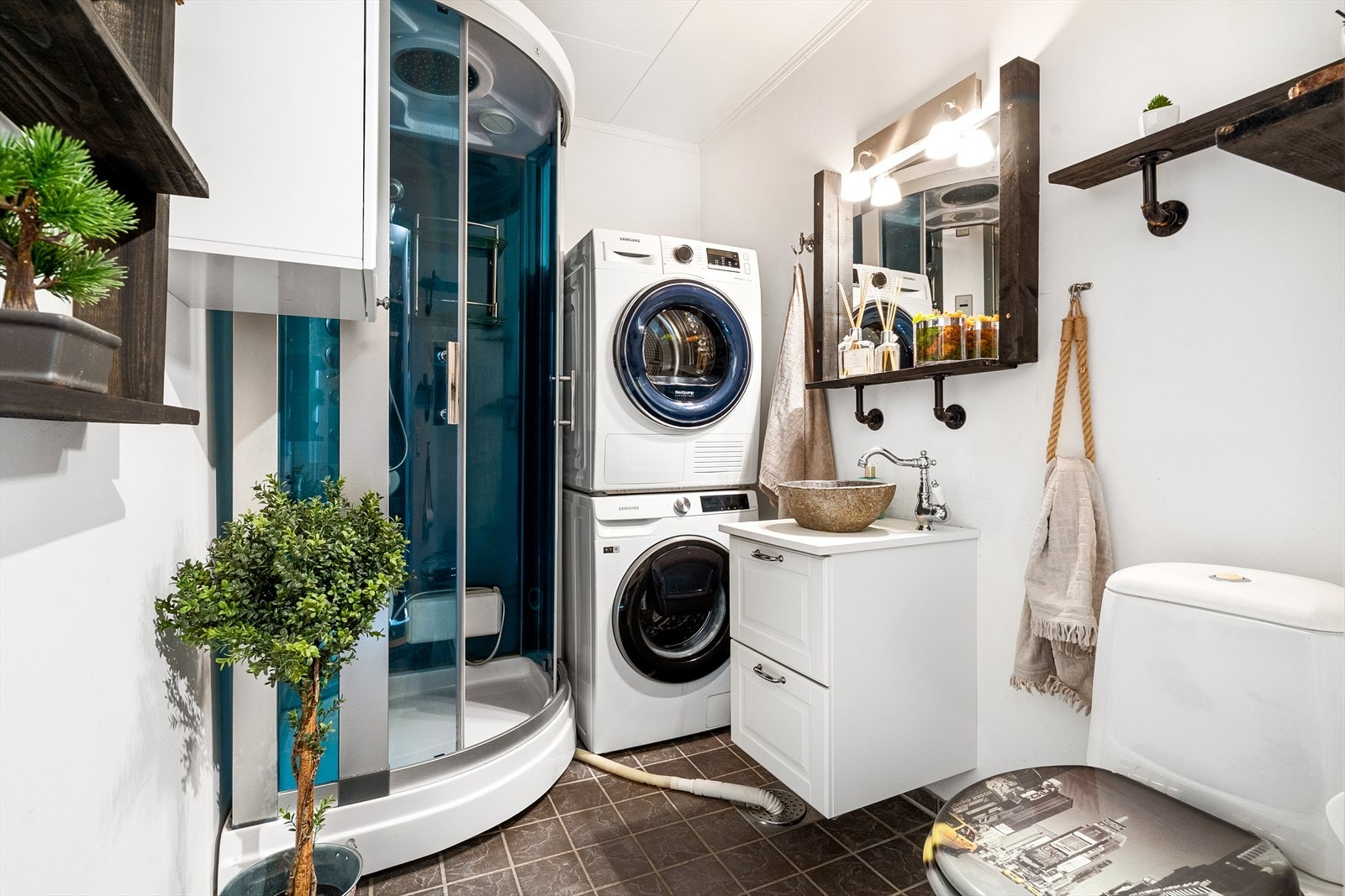 Praktisk baderom med gulvvarme, opplegg for vaskemaskin og plass til tørketrommel Galleribilde