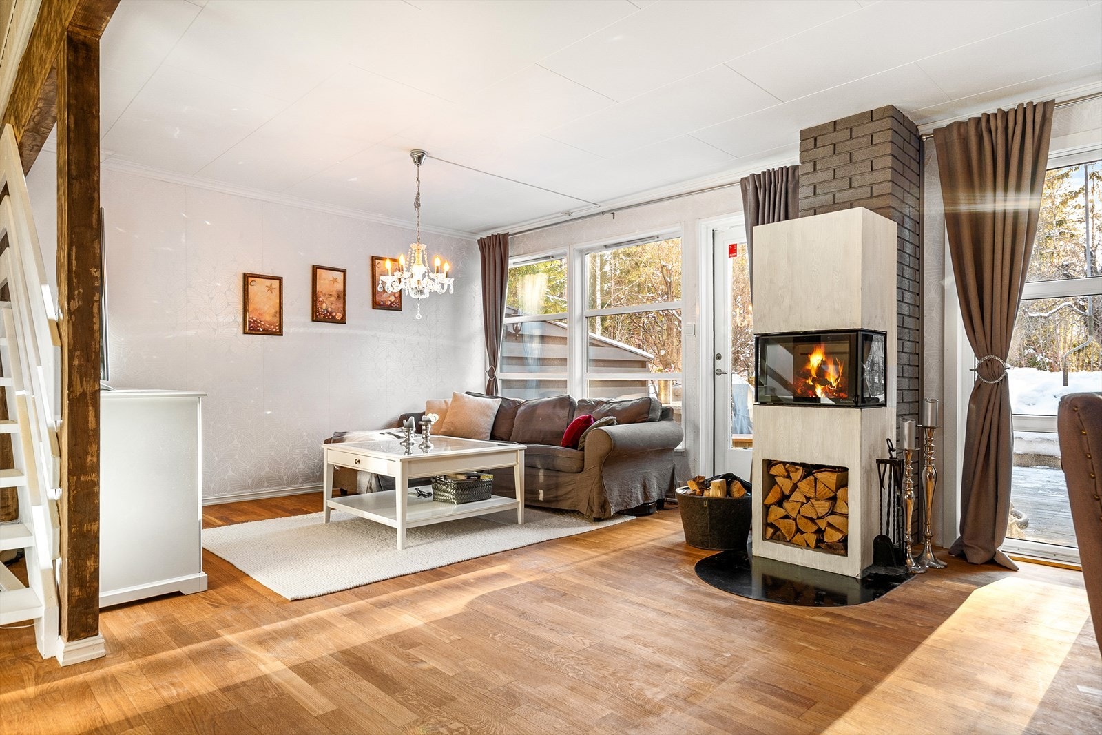 God plass til en stor sofa og tilhørende møblement, og den koselige peisen sørger for varme og stemning på kalde kvelder Galleribilde