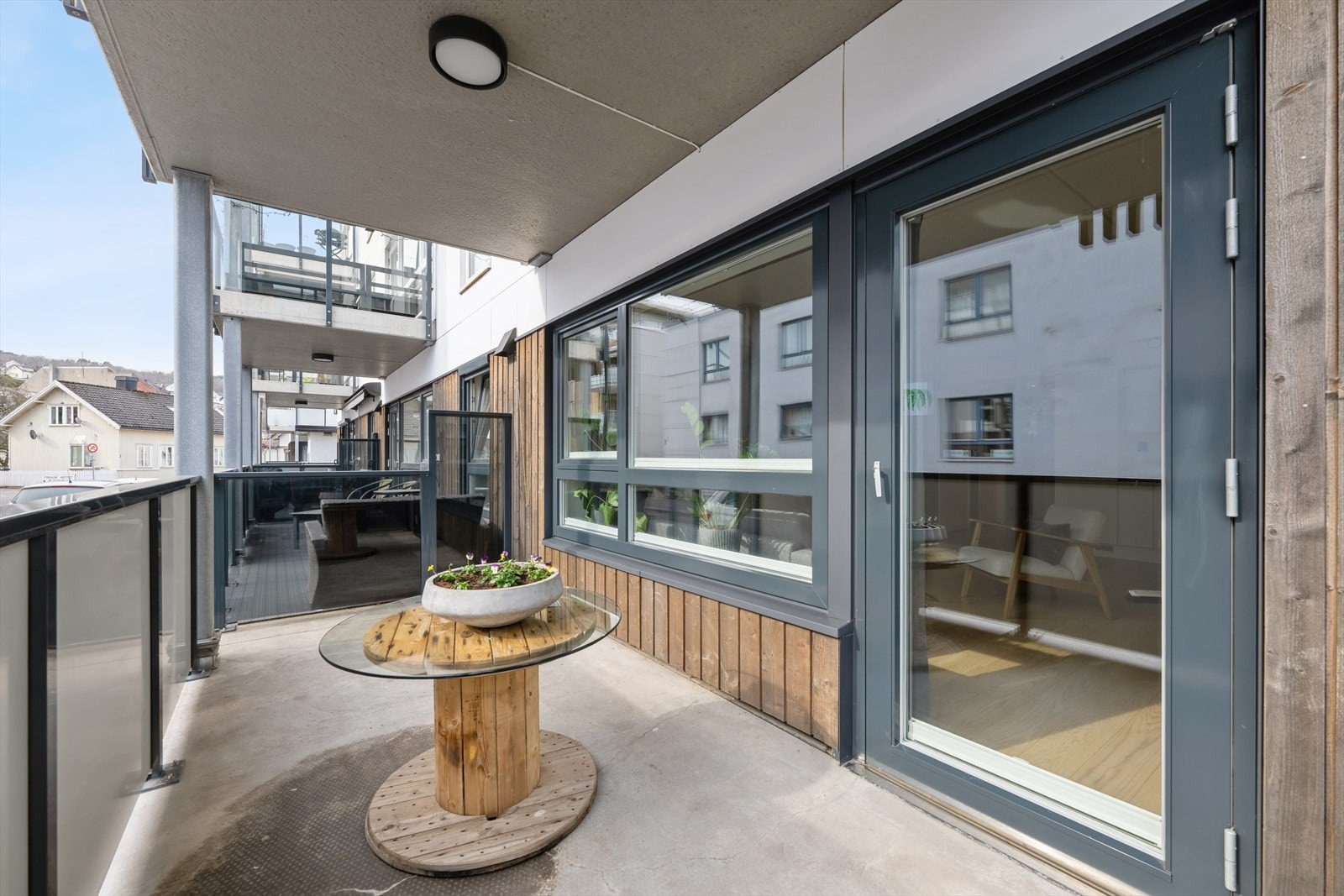 Det er direkte utgang fra stuen til en solrik og sydvendt terrasse på 10 kvm. Galleribilde