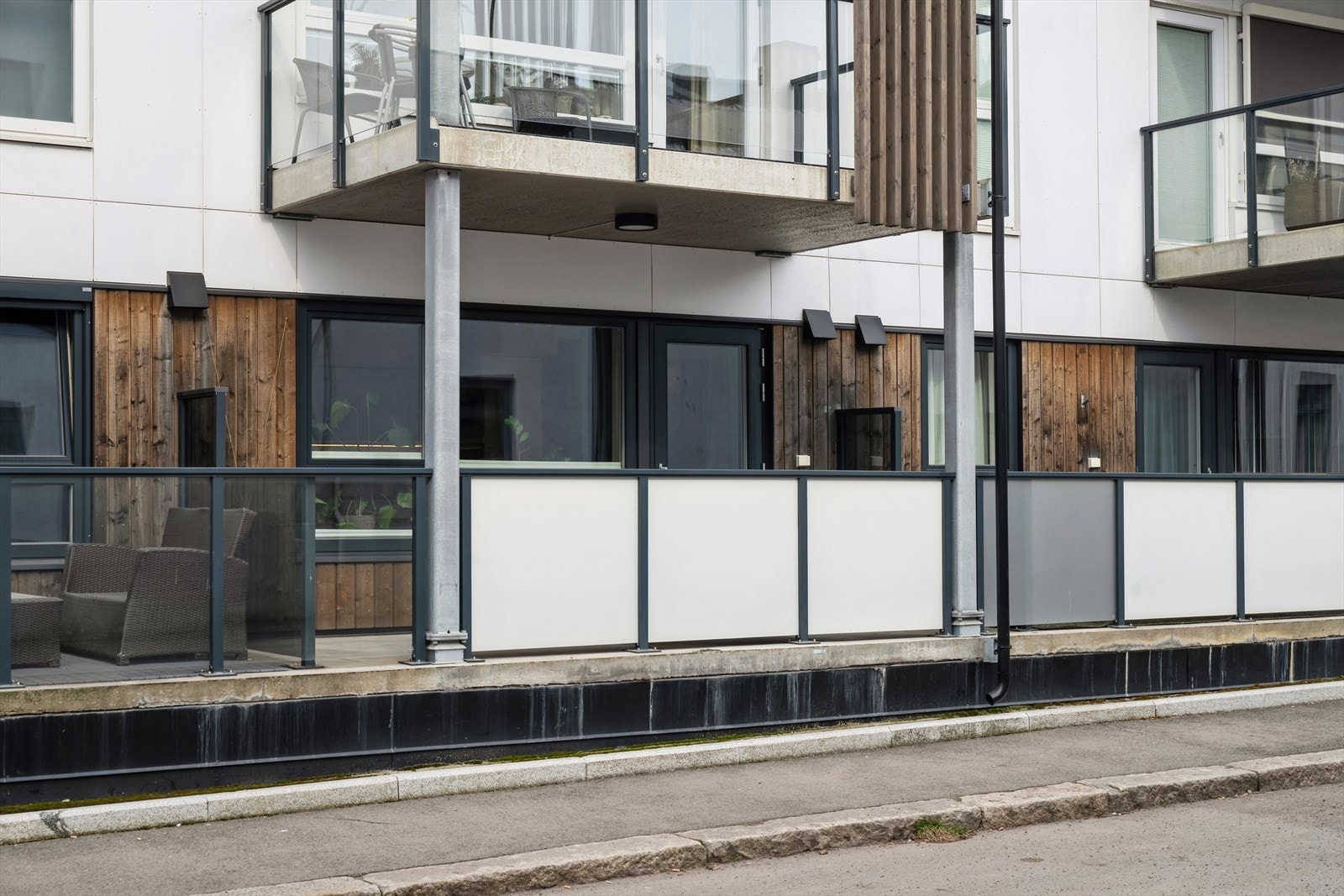 Terrassen har skjerming i rekkverket mot gaten. Galleribilde