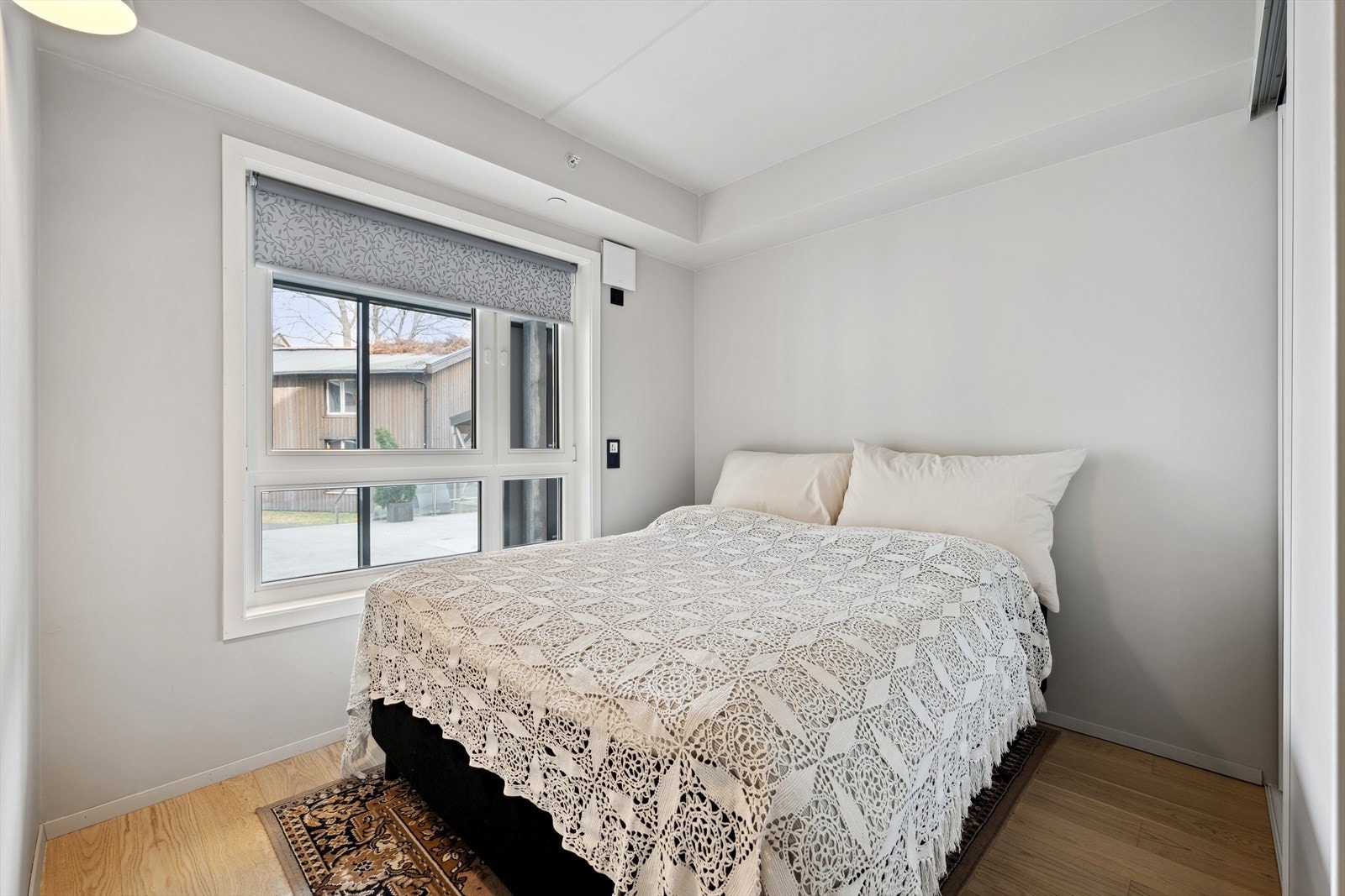 Romslig soverom med skyvedørsgarderobe. Galleribilde