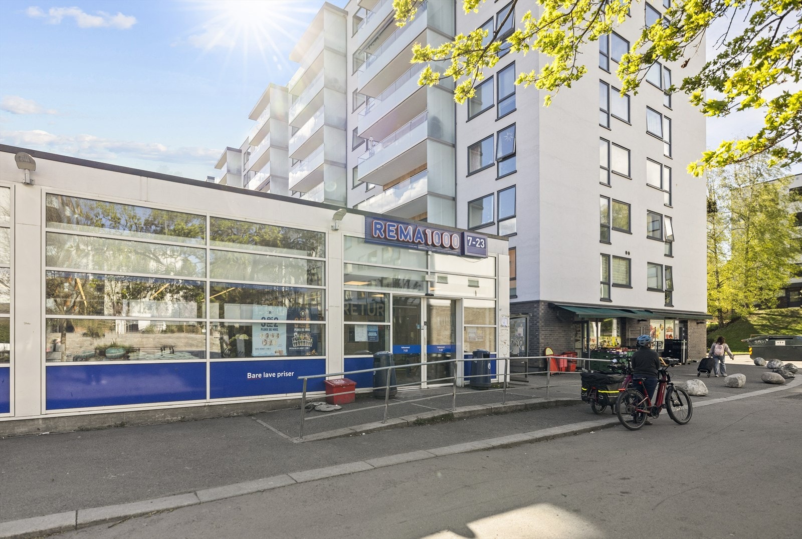 Like i nærheten ligger Rema 1000 og "Frukt og grønt" som er søndagsåpent Galleribilde