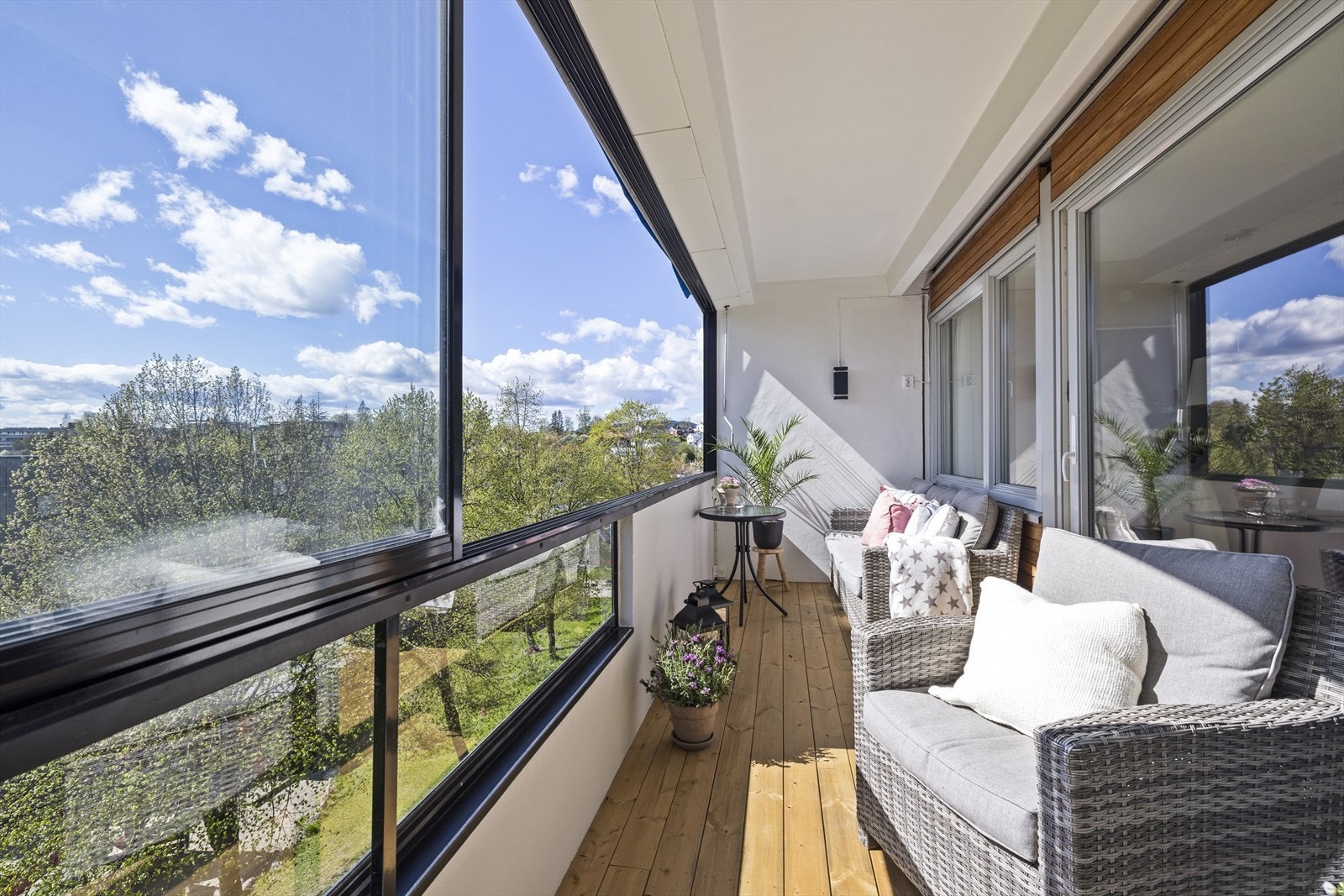 Innglasset og belagt med terrassebord Galleribilde