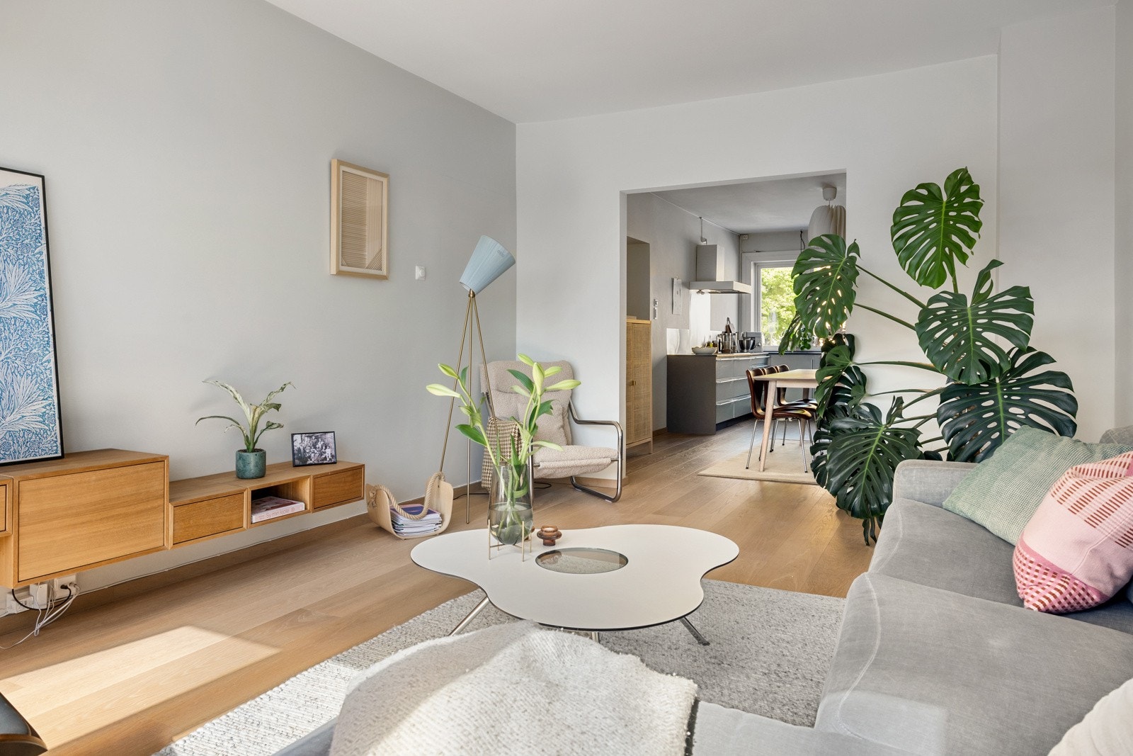 Stuen fremstår som meget tiltalende med en åpen kjøkkenløsning, men i veldefinerte soner for matlaging og underholdning Galleribilde