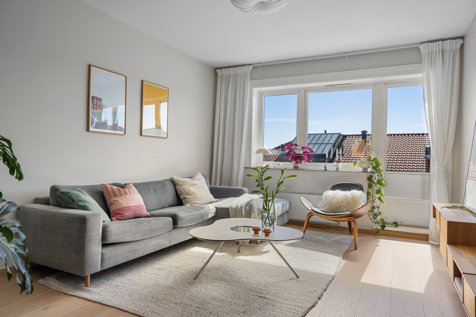 Leiligheten er gjennomgående med store vinduer i hver ende, som sørger for rikelig med naturlig lys Galleribilde