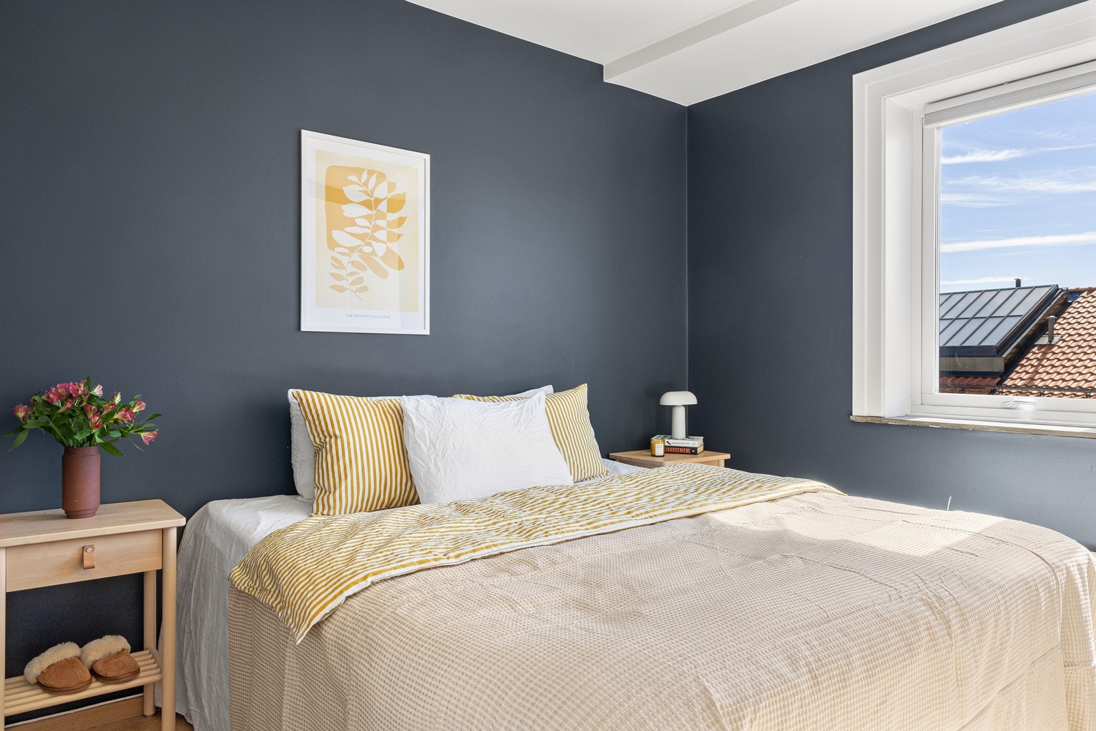 Romslig hovedsoverom, vendt mot rolig bakgård. Mot bakgårdssiden ligger leiligheten i praksis i 3. etasje Galleribilde