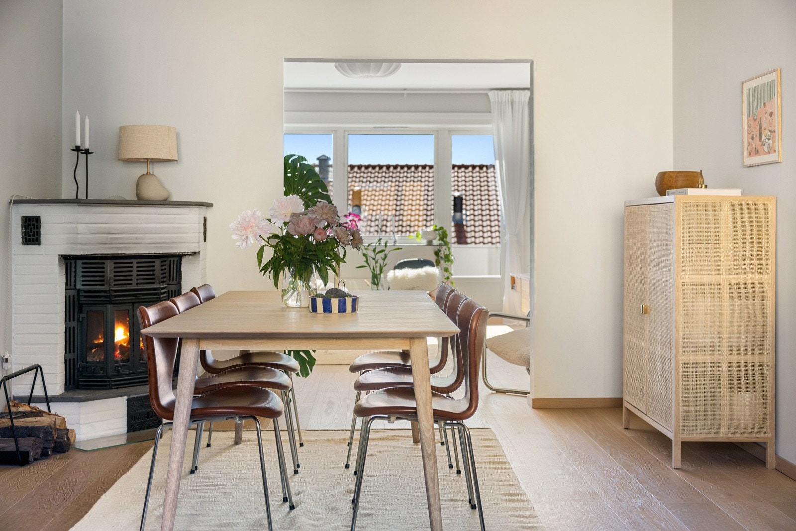 God plass til stort spisebord - Legg merke til det flotte gjennomlyset i leiligheten Galleribilde